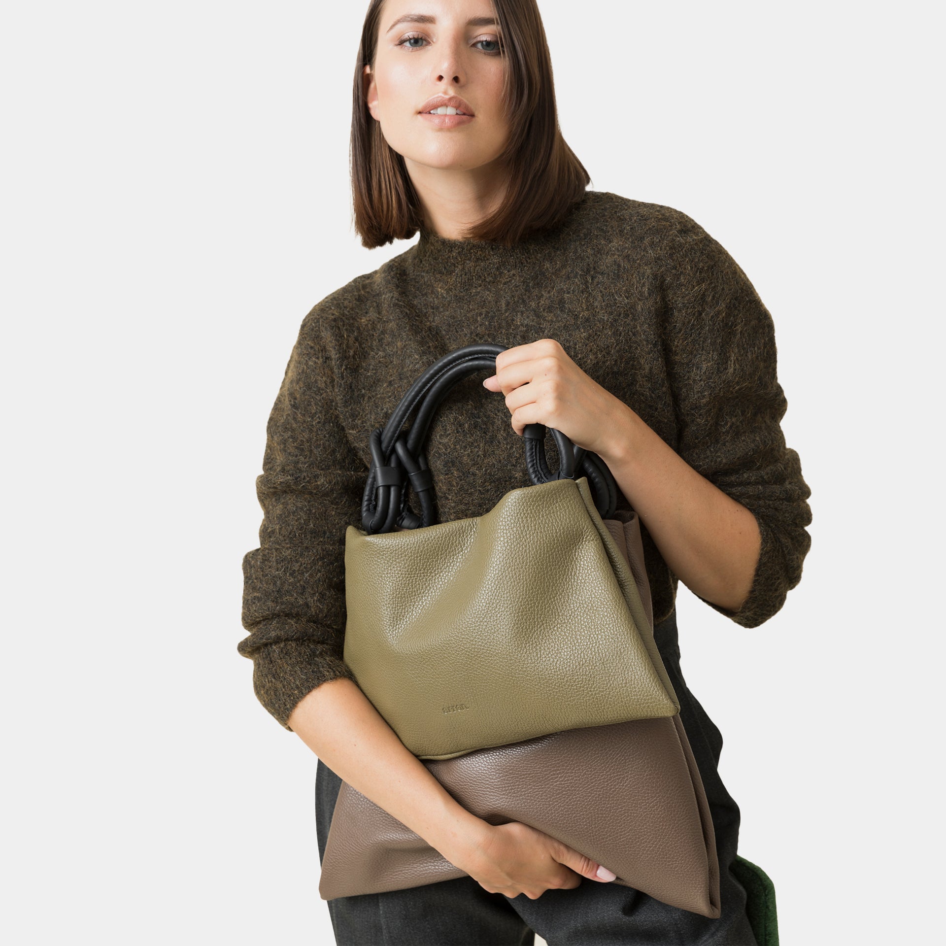 borsa hobo pelle martellata verde oliva e marrone a manico con nodi minimalista trendy design brand Arron taglie a confronto made in Italy