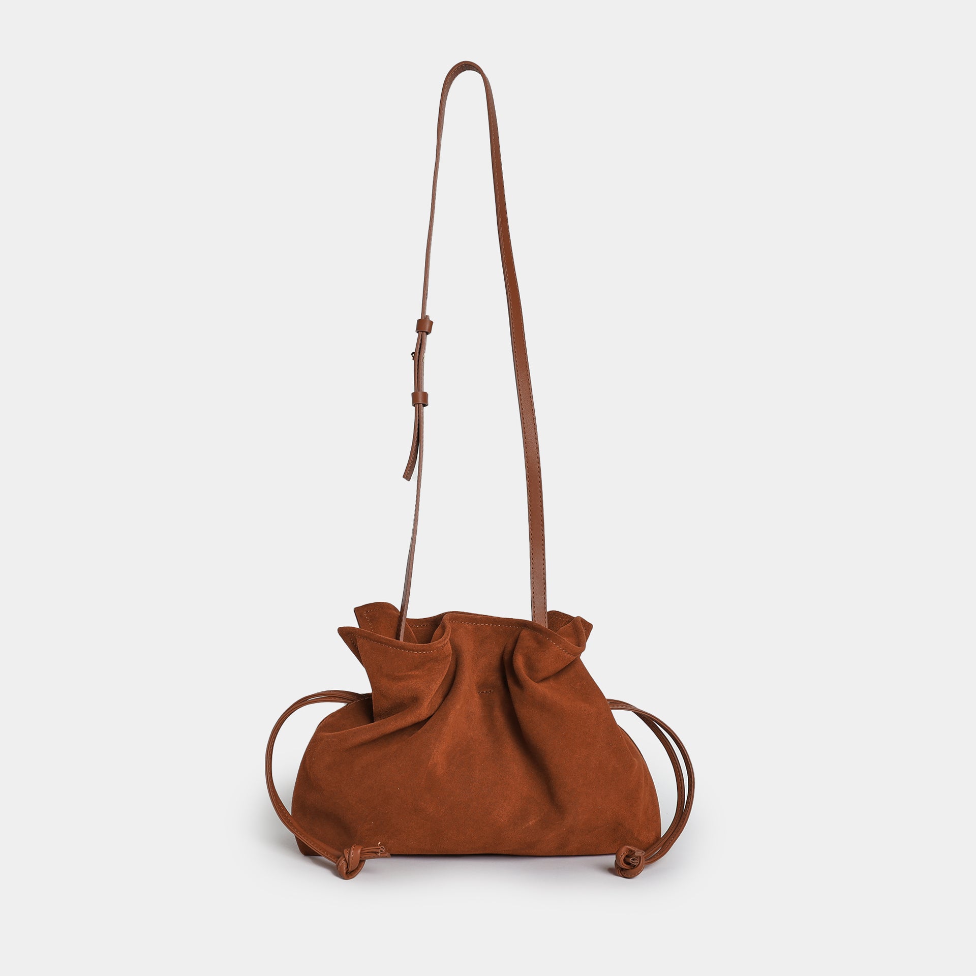 borsa a sacchetto morbida con coulisse con tracolla regolabile in camoscio cognac arron made in italy