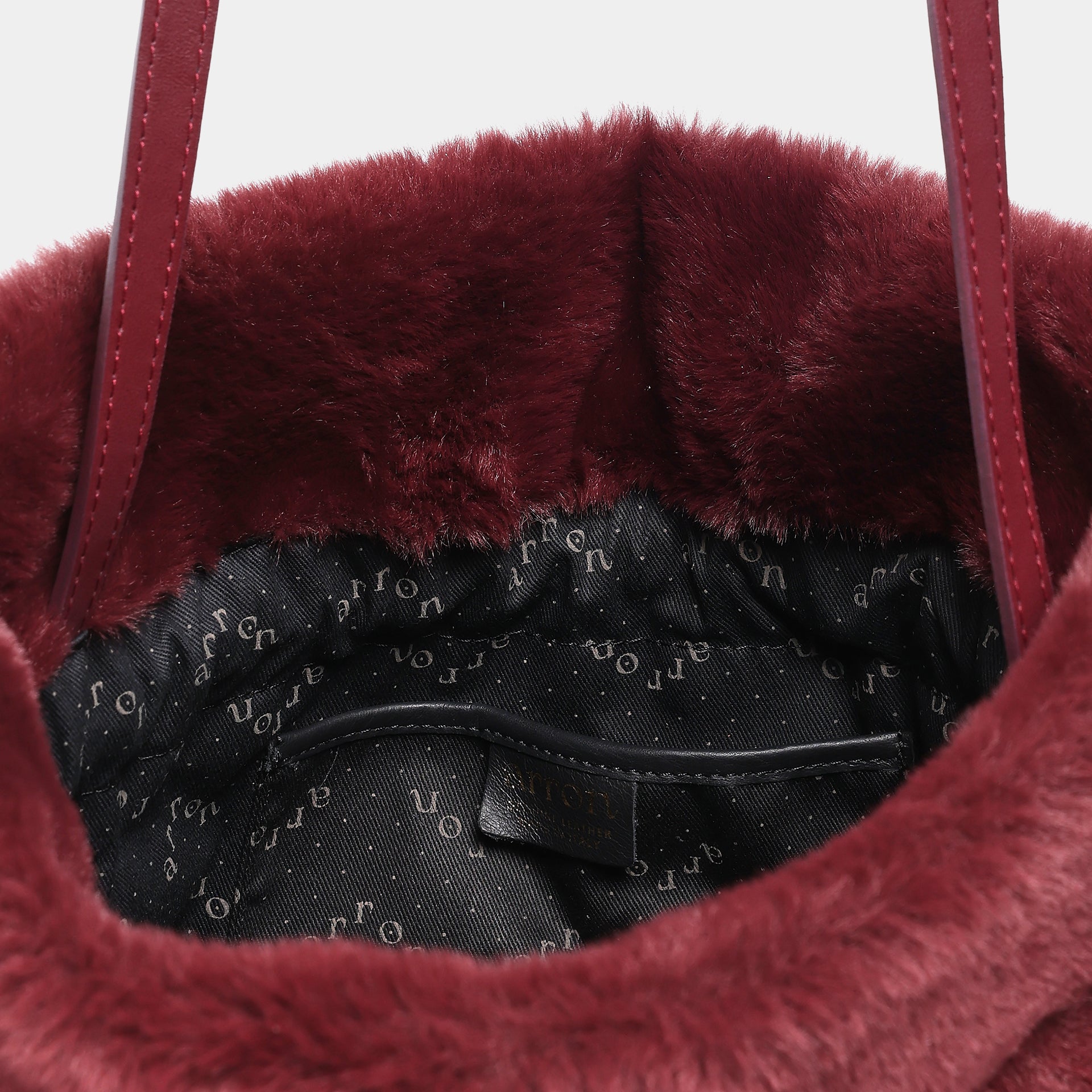 interno borsa a sacchetto rossana del brand Arron in ecopelliccia morbida bordeaux made in italy trendy con tracolla in pelle