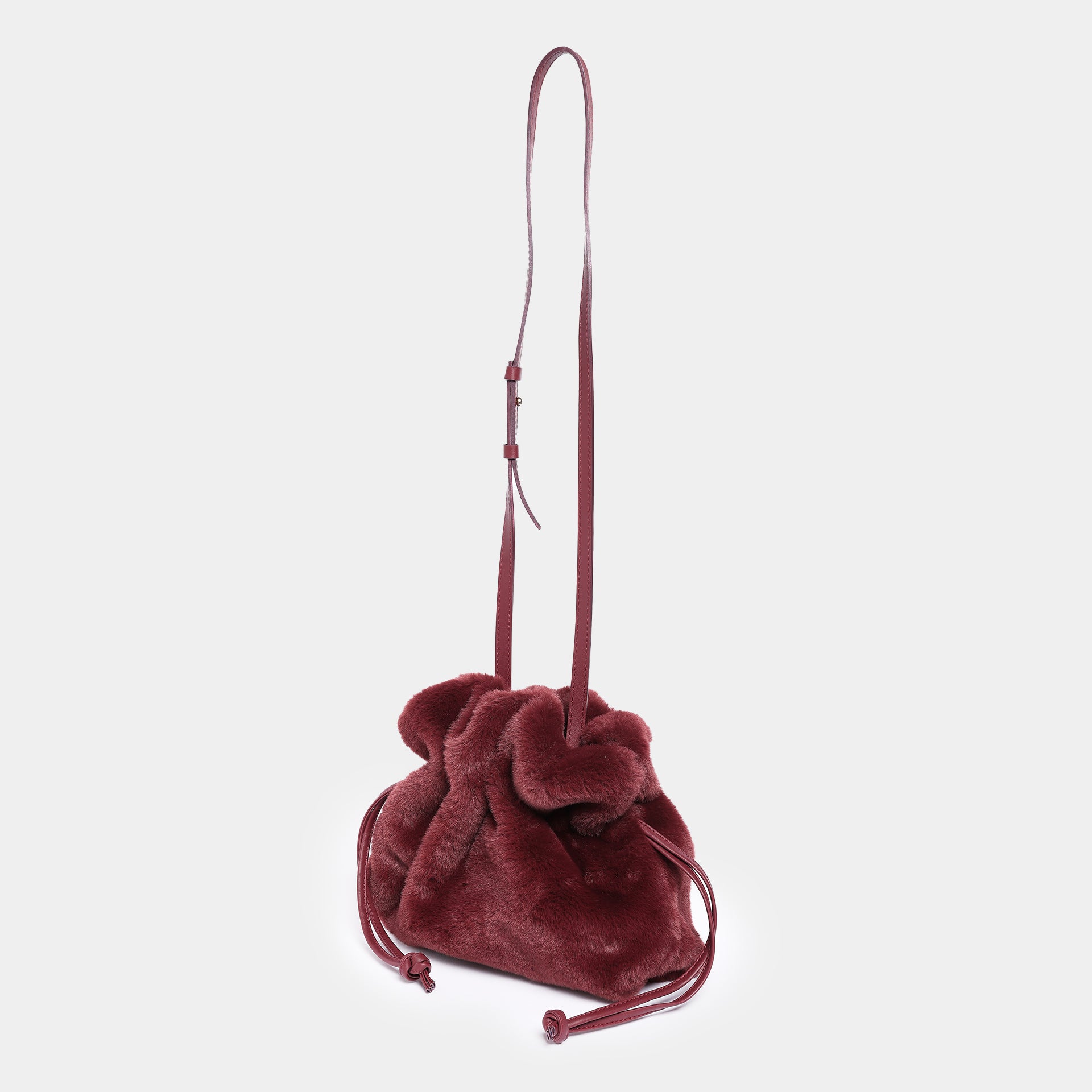 borsa rossana del brand Arron in ecopelliccia morbida bordeaux made in italy trendy con tracolla in pelle
