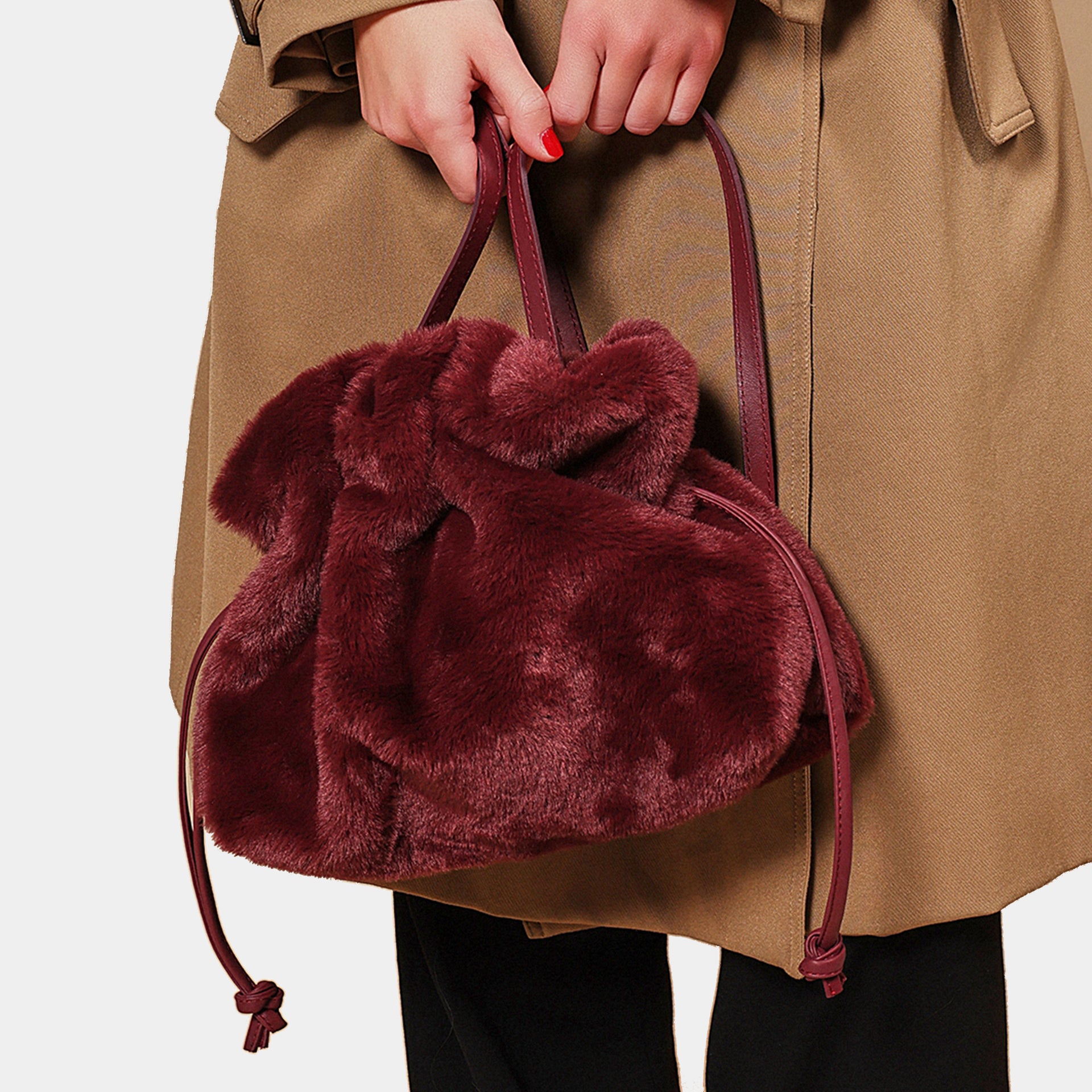 borsa a sacchetto rossana del brand Arron in ecopelliccia morbida bordeaux made in italy trendy con tracolla in pelle