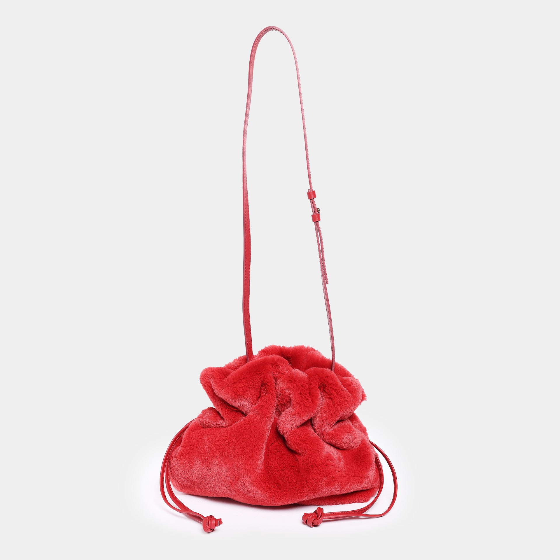 borsa a sacchetto rossana del brand Arron in ecopelliccia morbida rossa made in italy trendy