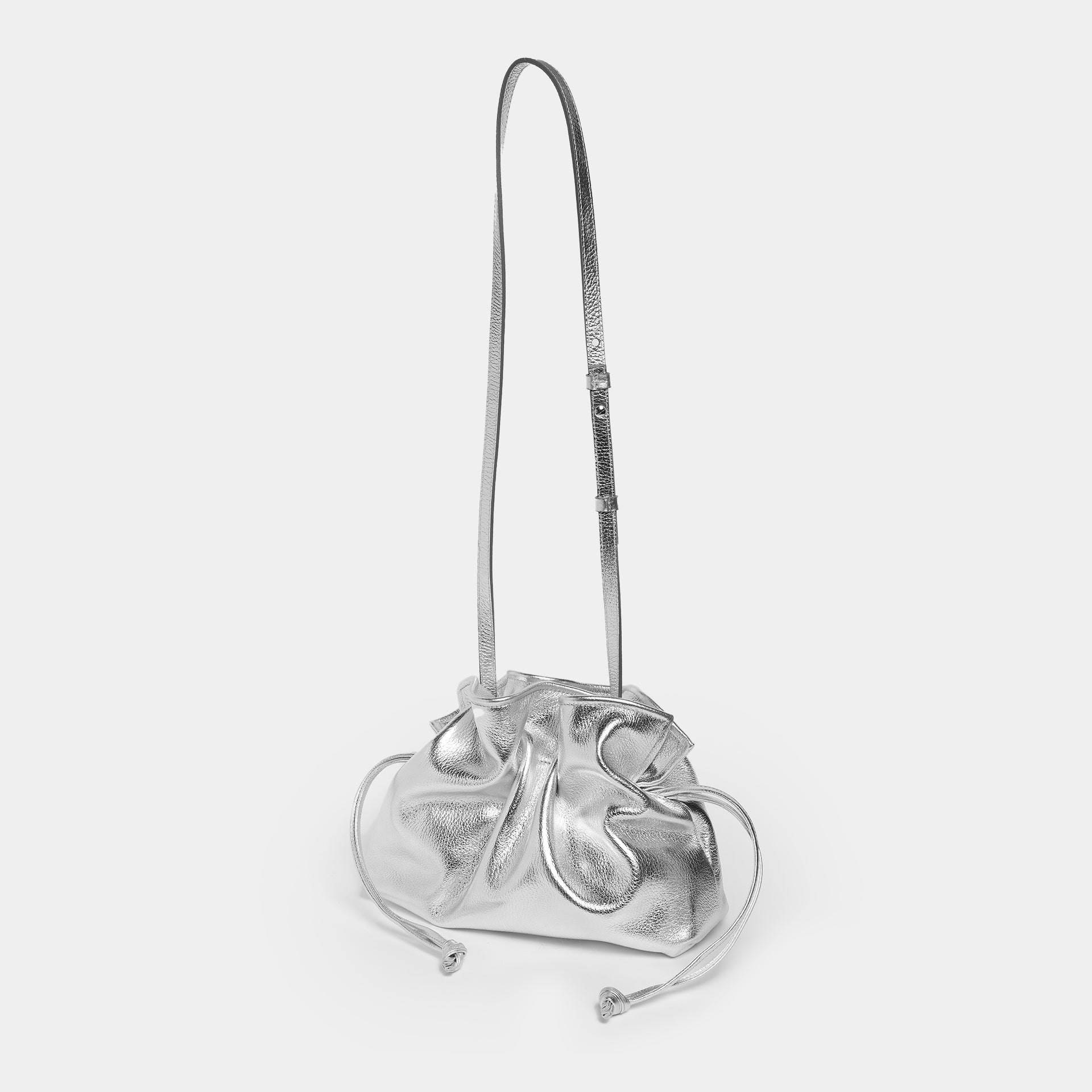 borsa a sacchetto Rossana di pelle argento brand Arron con tracolla chic luminosa