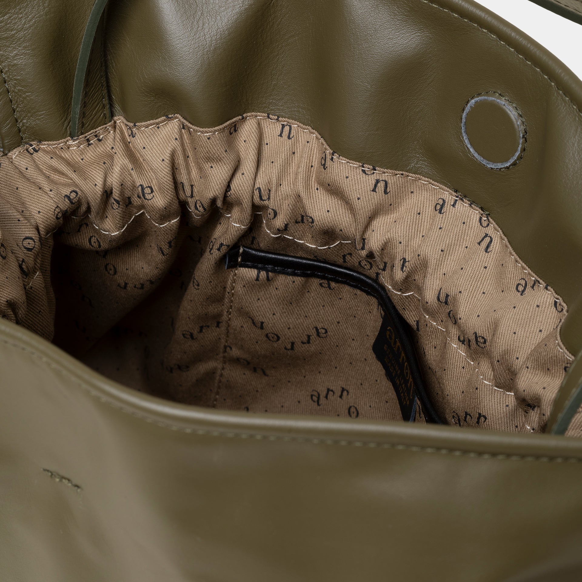 borsa a sacchetto morbida con coulisse con tracolla regolabile in pelle liscia oliva arron made in italy