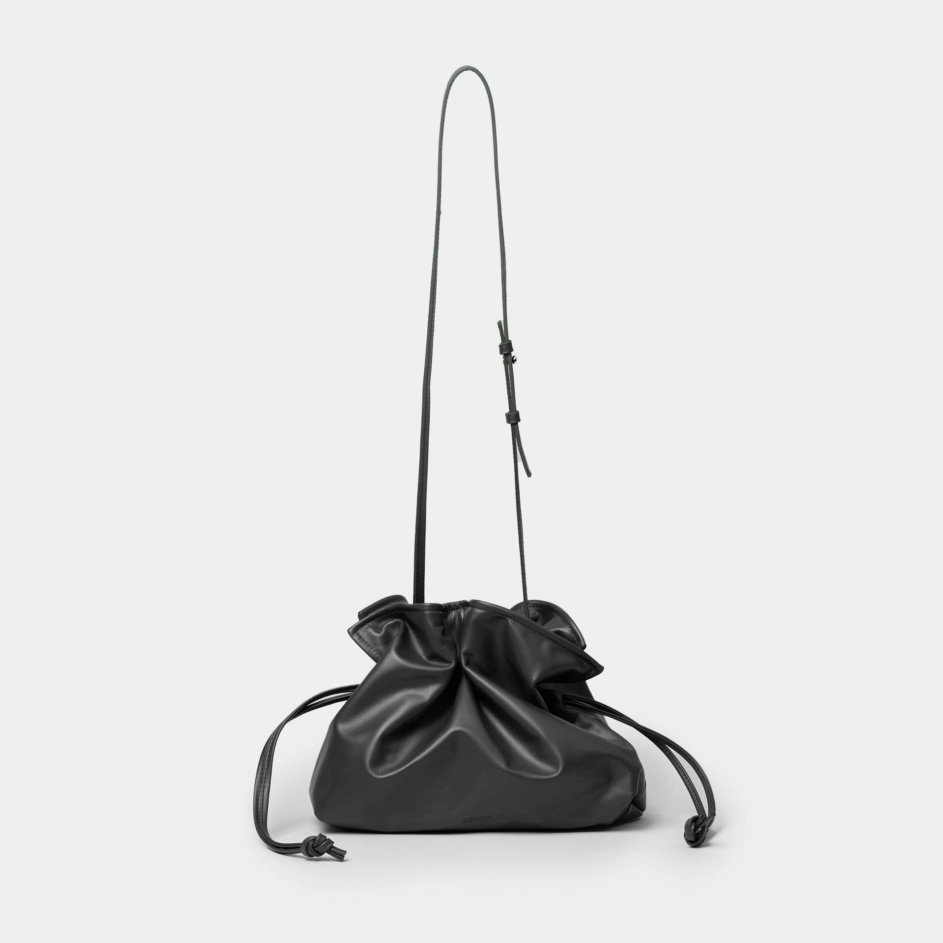 borsa a sacchetto morbida con coulisse con tracolla regolabile in pelle liscia nera arron made in italy