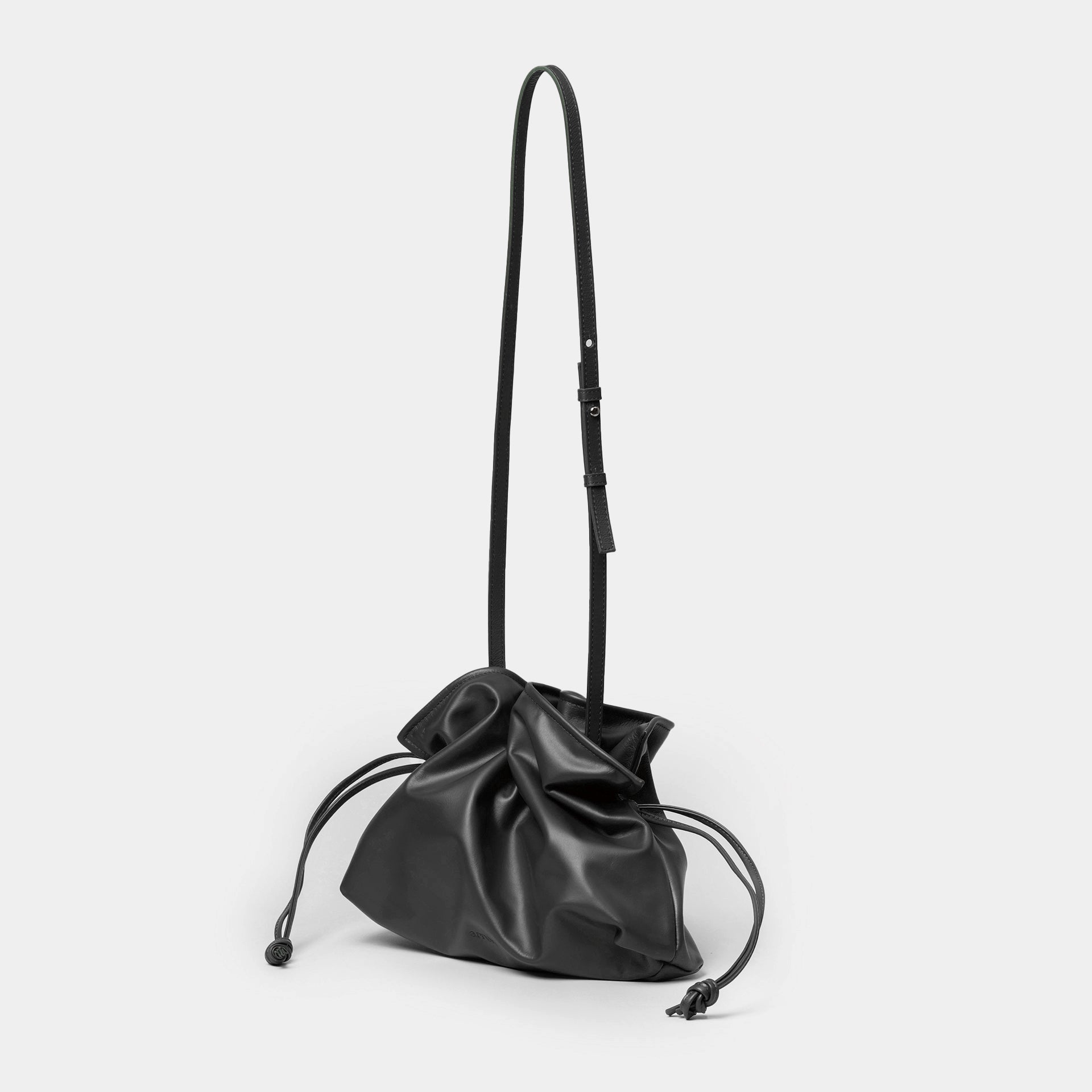 borsa a sacchetto morbida con coulisse con tracolla regolabile in pelle liscia nera arron made in italy
