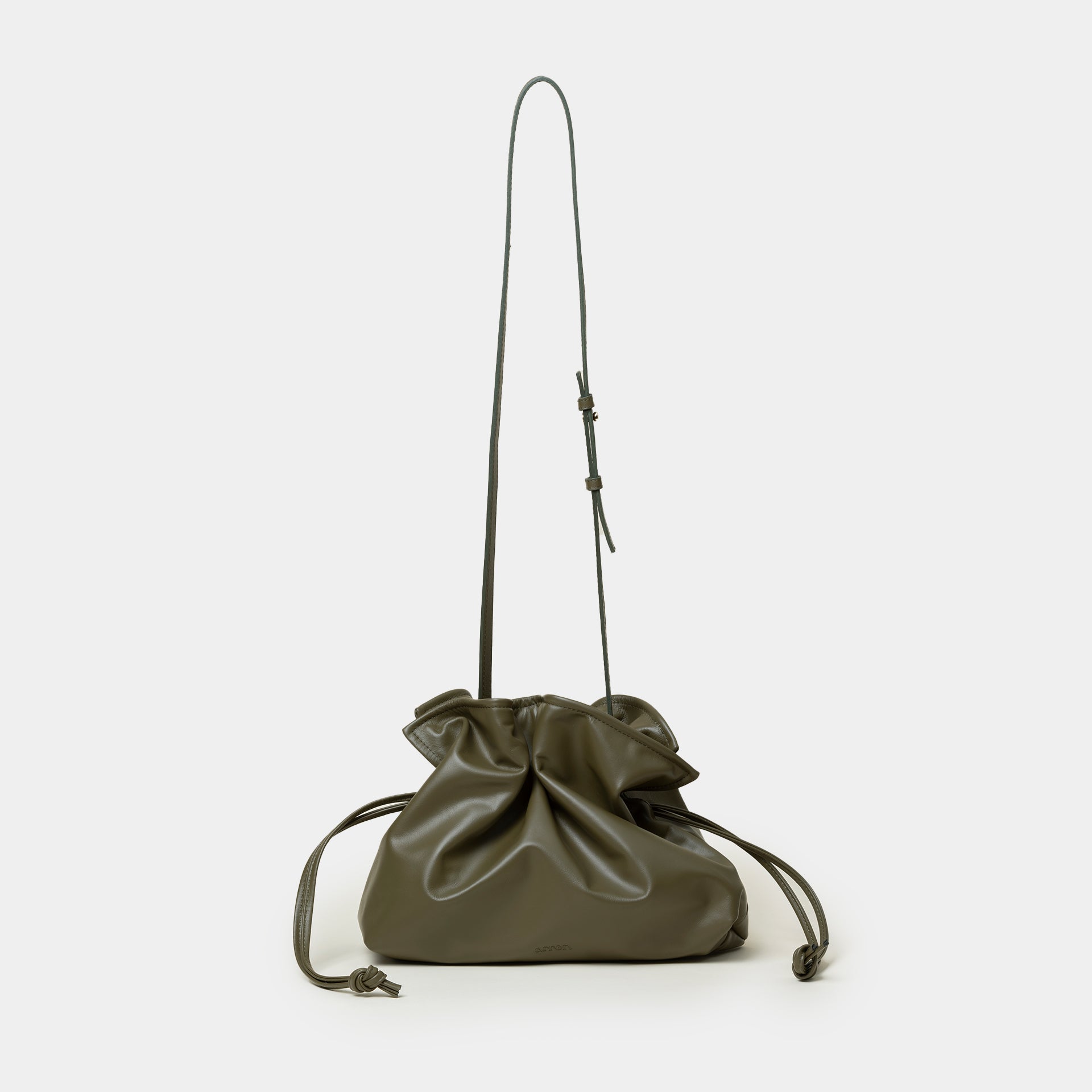 borsa a sacchetto morbida con coulisse con tracolla regolabile in pelle liscia oliva arron made in italy
