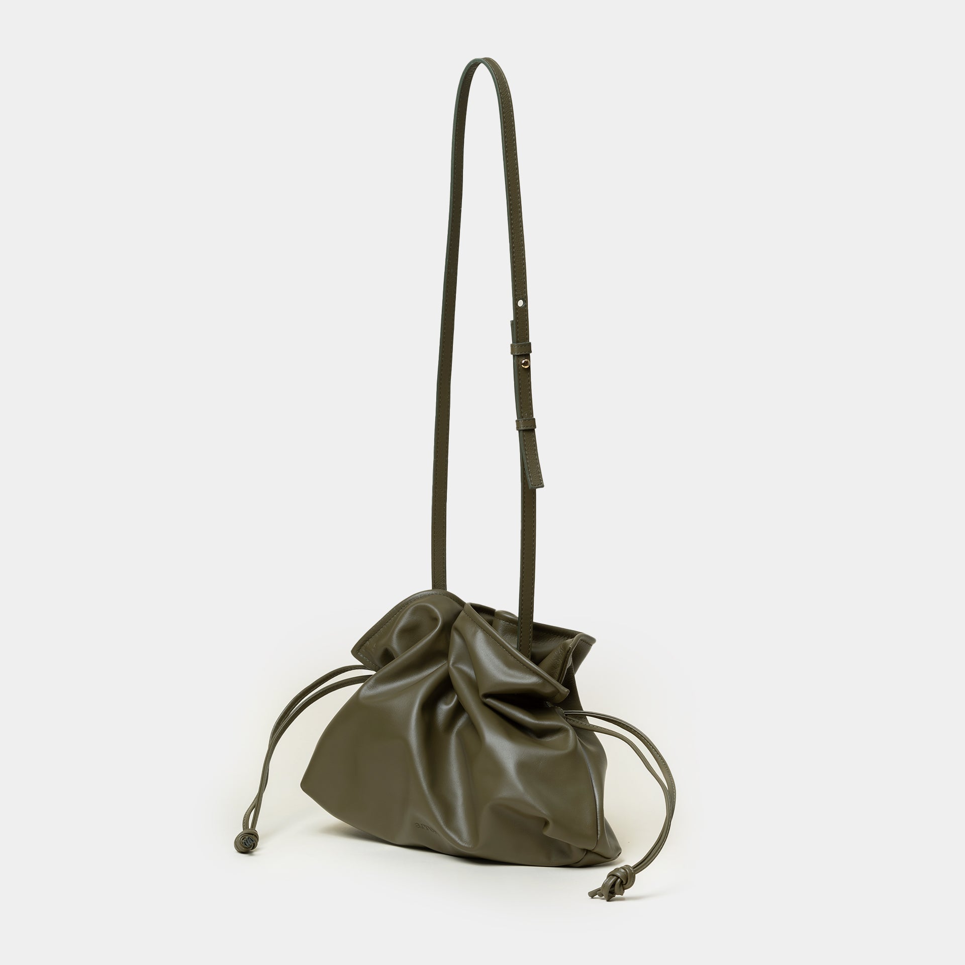 borsa a sacchetto morbida con coulisse con tracolla regolabile in pelle liscia oliva arron made in italy