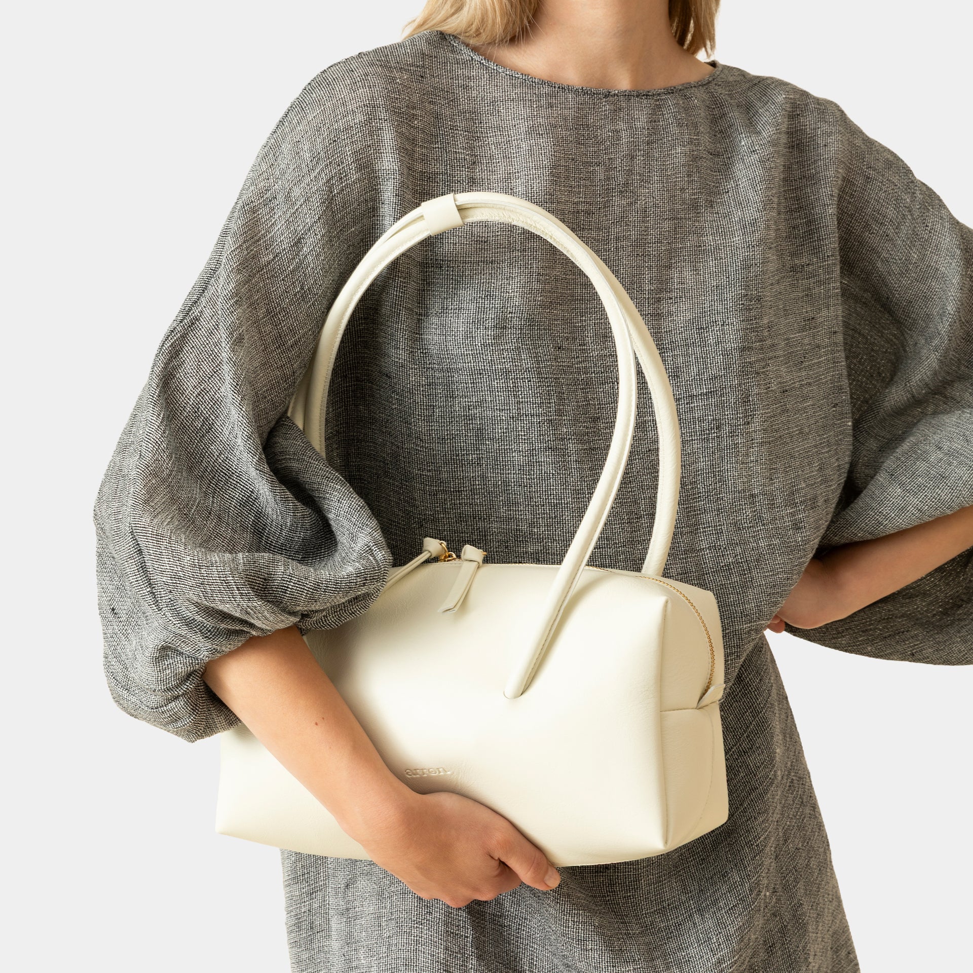 Carol borsa Made in Italy in pelle burro scultorea grafica modello east west con manico di design brand Arron indossata