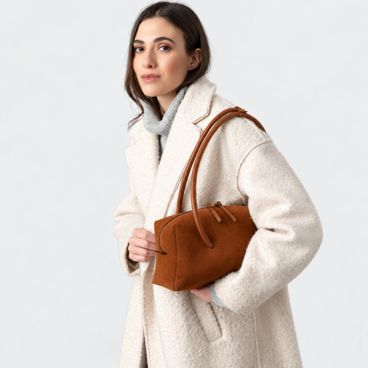 borsa Carol marchio Arron con zip corpo in camoscio cannella cognac e manici in pelle martellata indossata a spalla, borsa east weat allungata made in italy