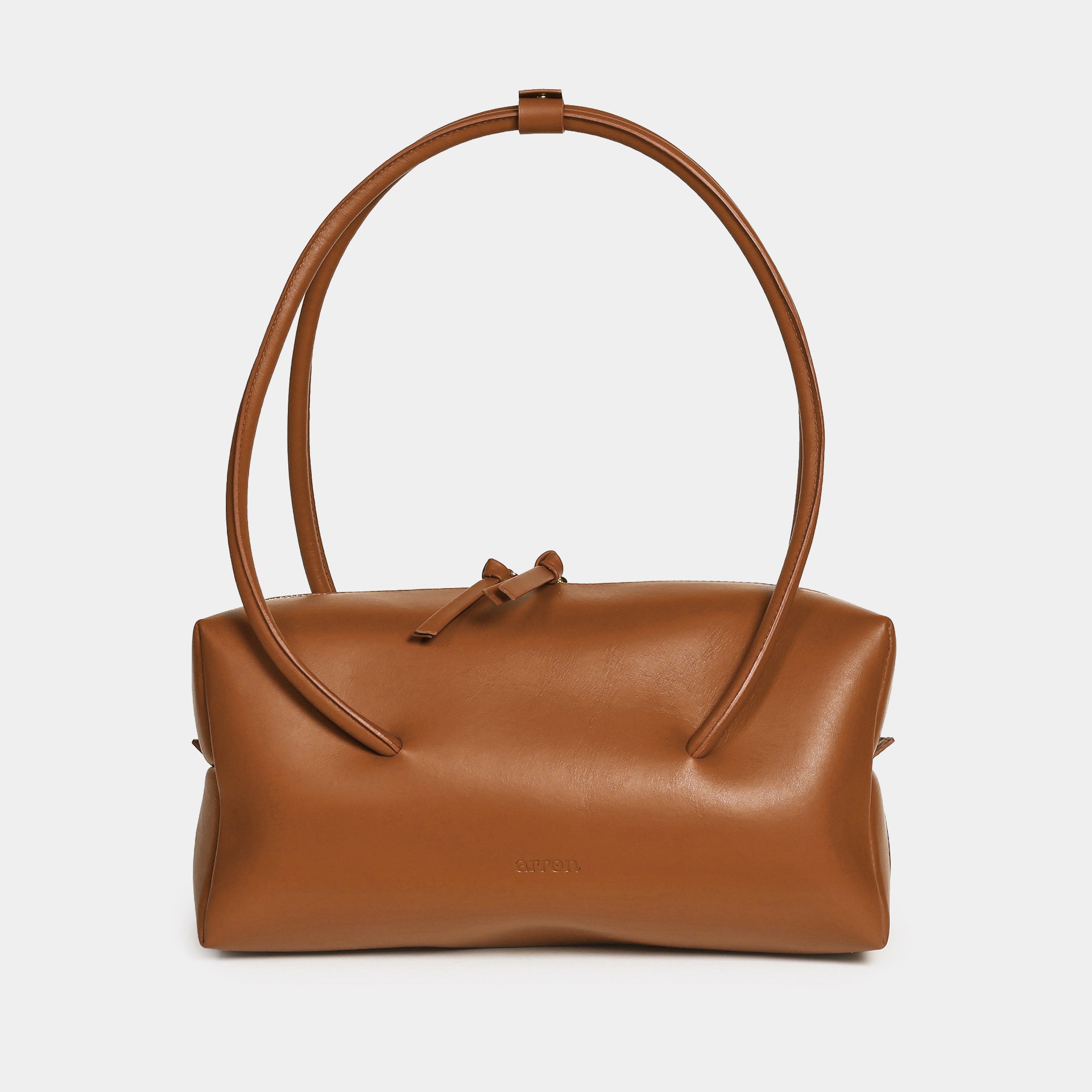 Carol borsa Made in Italy in pelle caramello scultorea grafica modello east west con manico di design brand Arron vista frontale