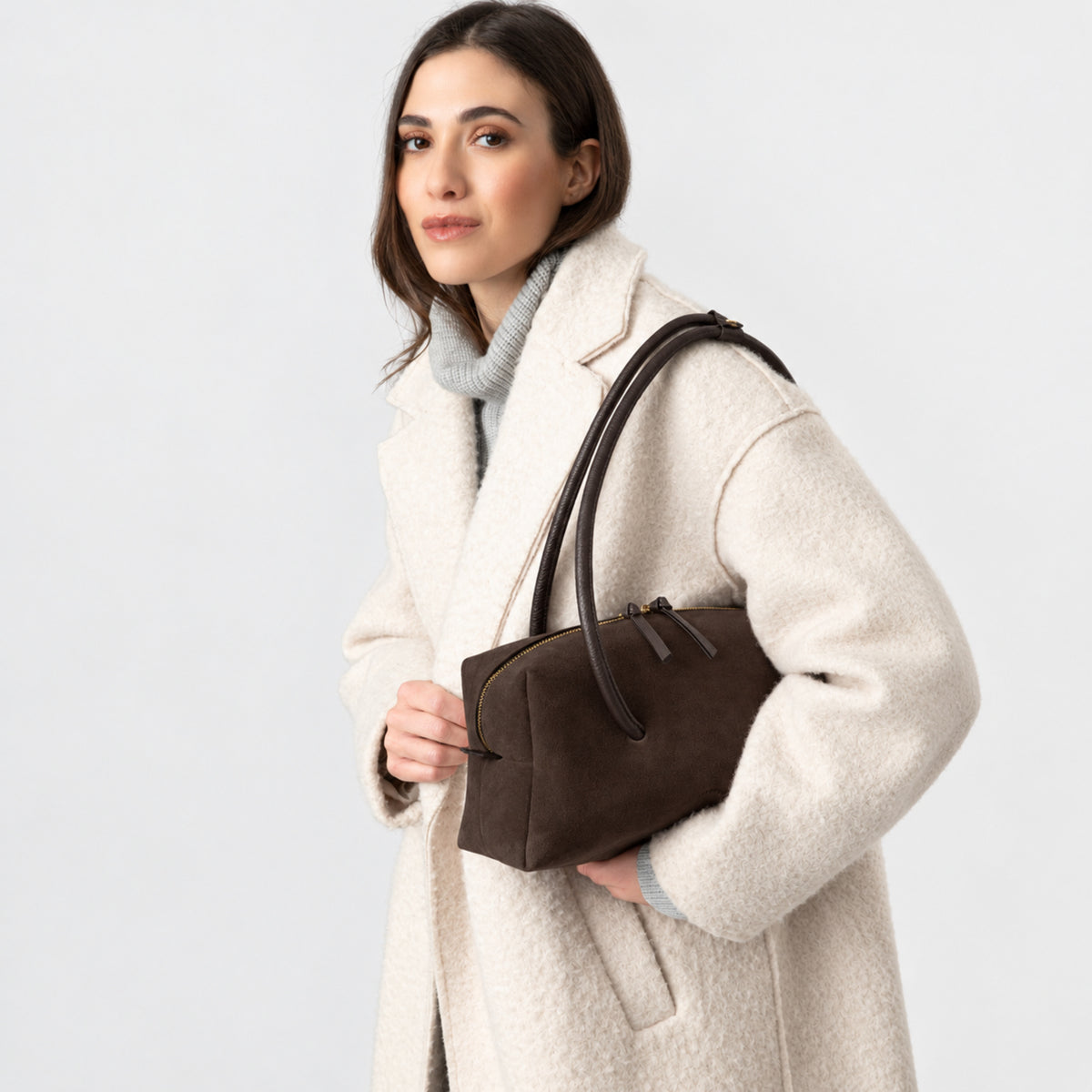 borsa Carol marchio Arron con zip corpo in camoscio cioccolato marrone scuro e manici in pelle martellata da portare a spalla, borsa east weat allungata made in italy