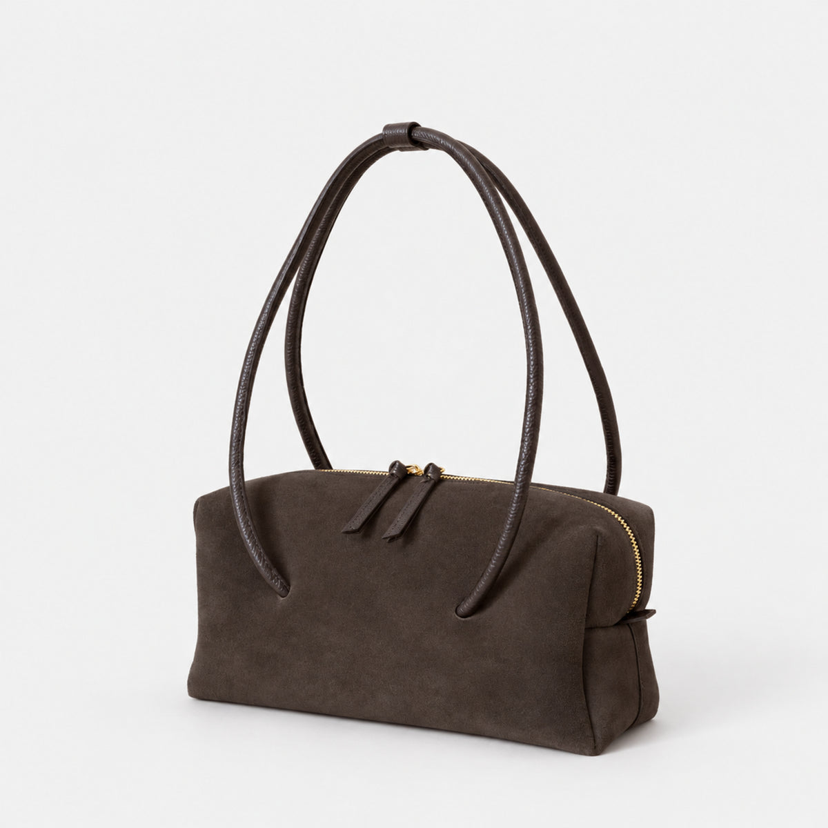 borsa Carol marchio Arron con zip corpo in camoscio cioccolato marrone scuro e manici in pelle martellata da portare a spalla, borsa east weat allungata made in italy vista laterale