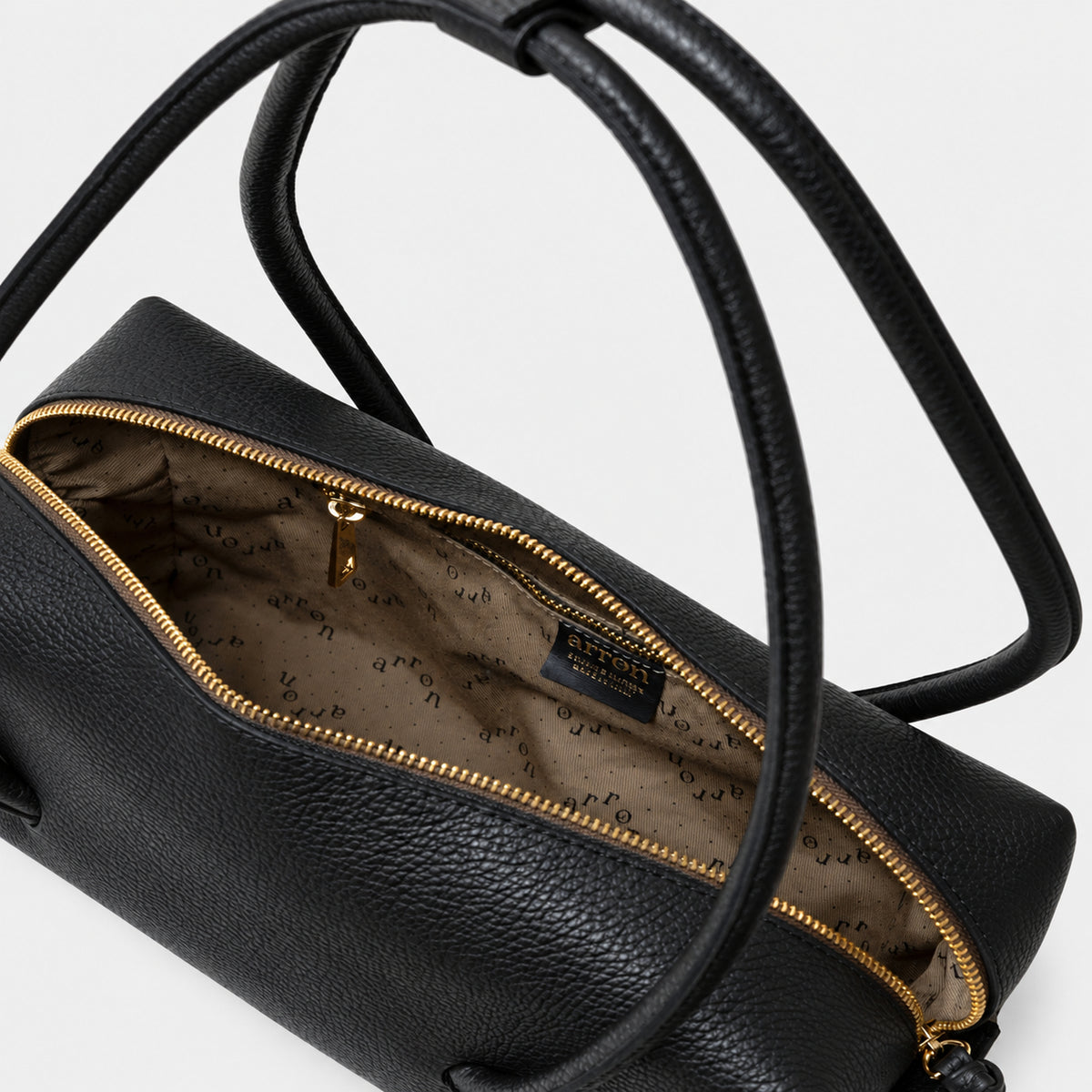 borsa east west Arron Carol in pelle nera interno design quiet luxury made in italy