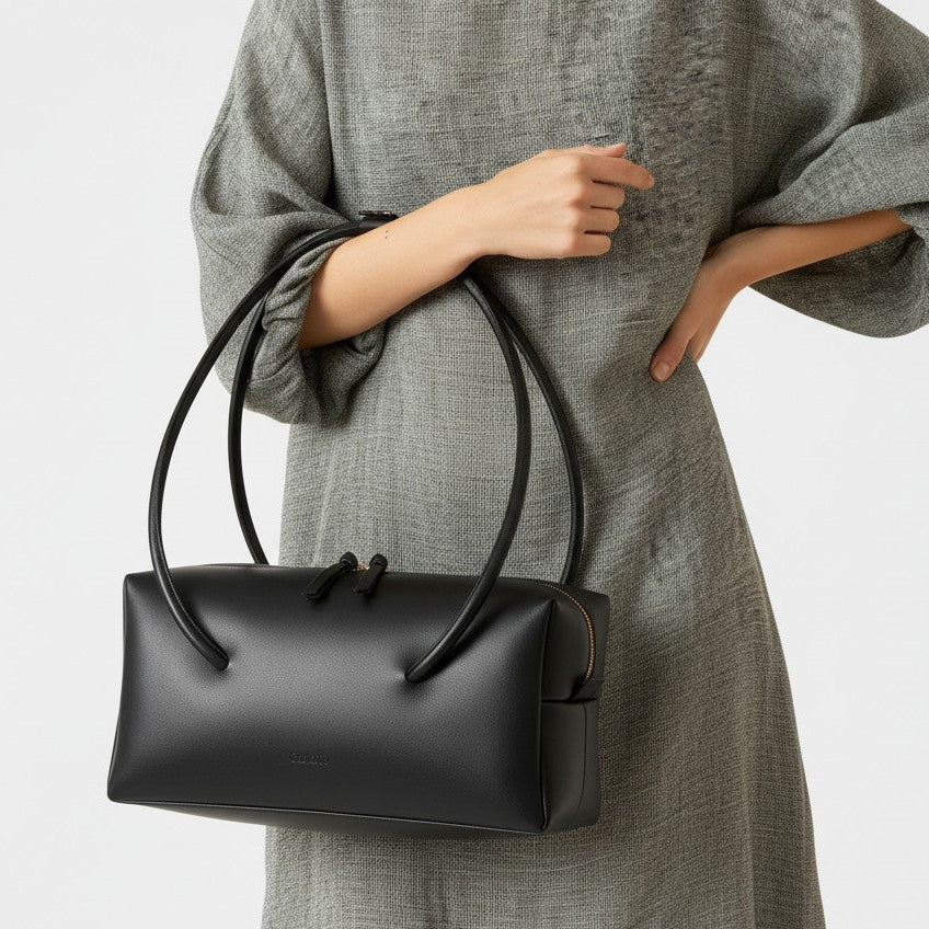 Carol borsa Made in Italy in pelle caramello scultorea grafica modello east west con manico di design brand Arron vista frontale indossata styling