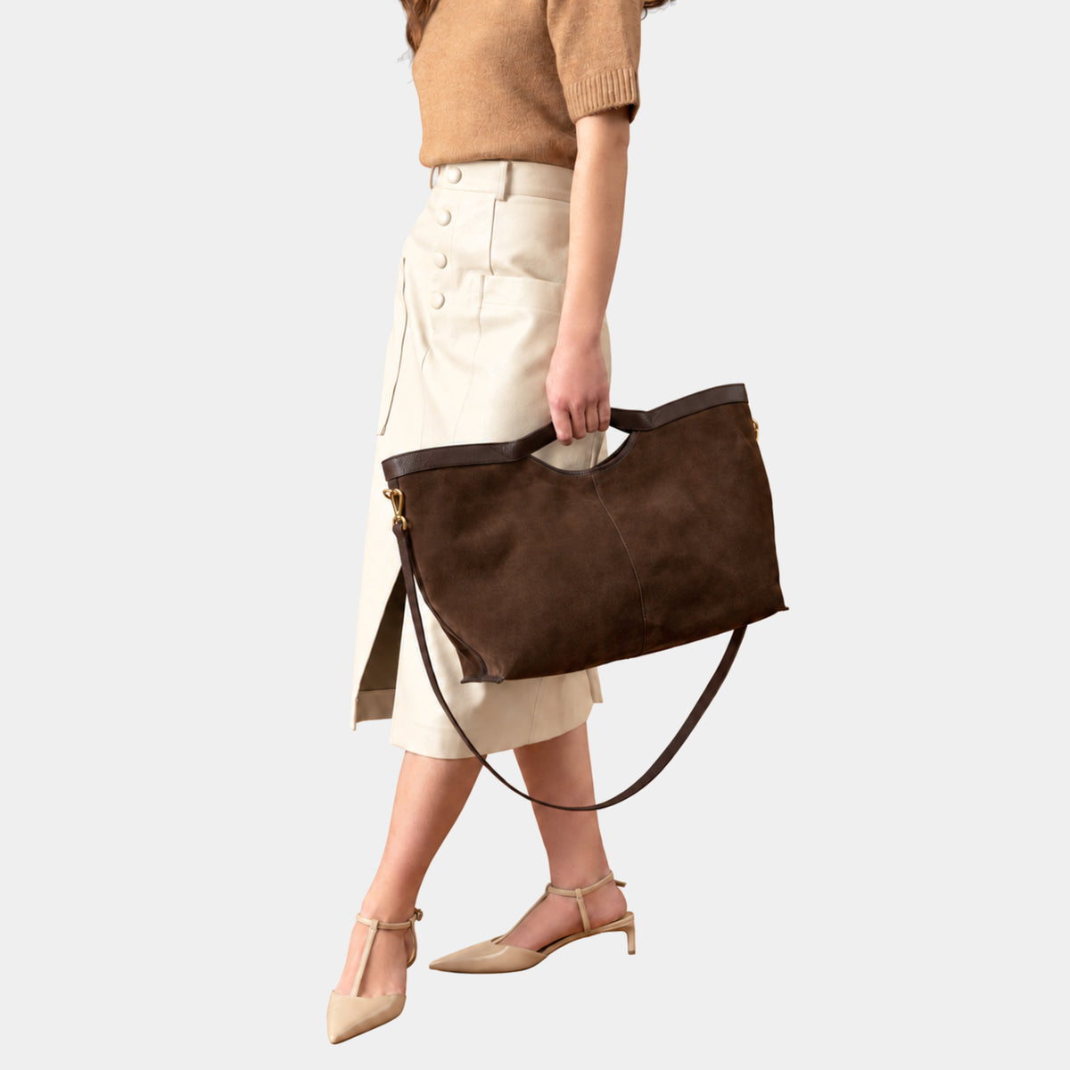 dana shopping bag in camoscio cioccolato marrone scuro brand arron larga comoda spaziosa design contemporano accessori moda made in italy indossata