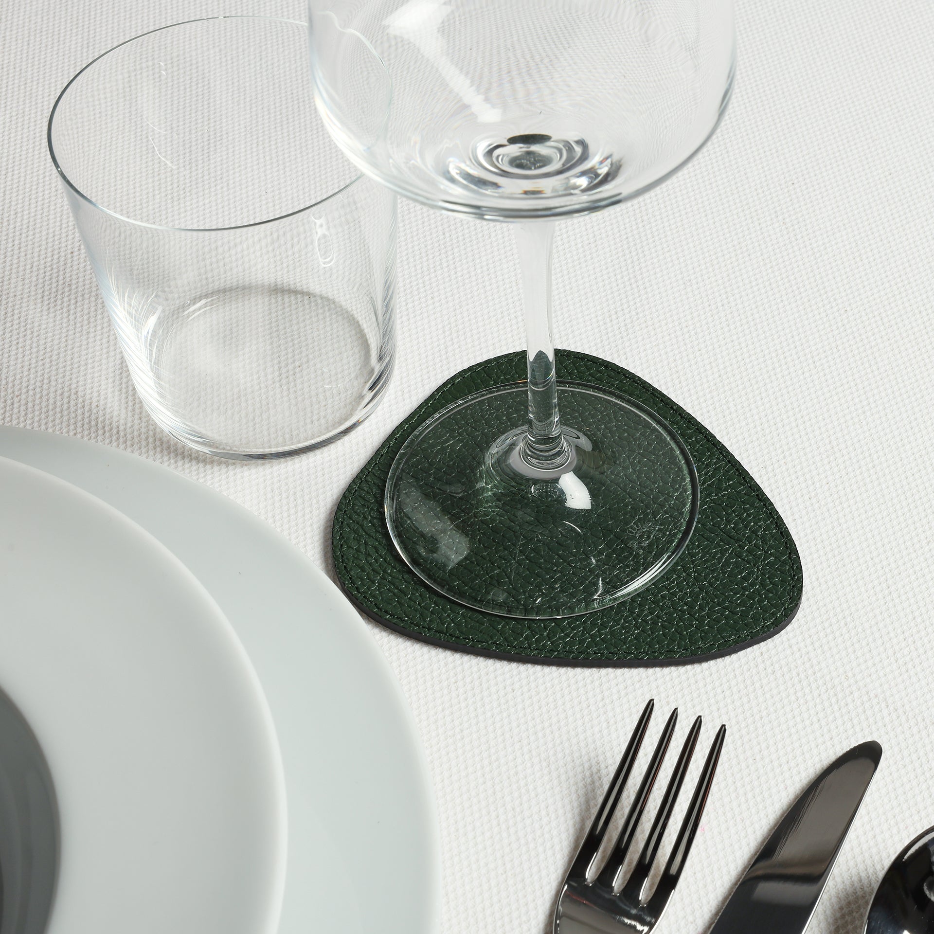 tavola con sottobicchiere droppy in pelle verde Arron Made in Italy idea regalo natale tavola capodanno