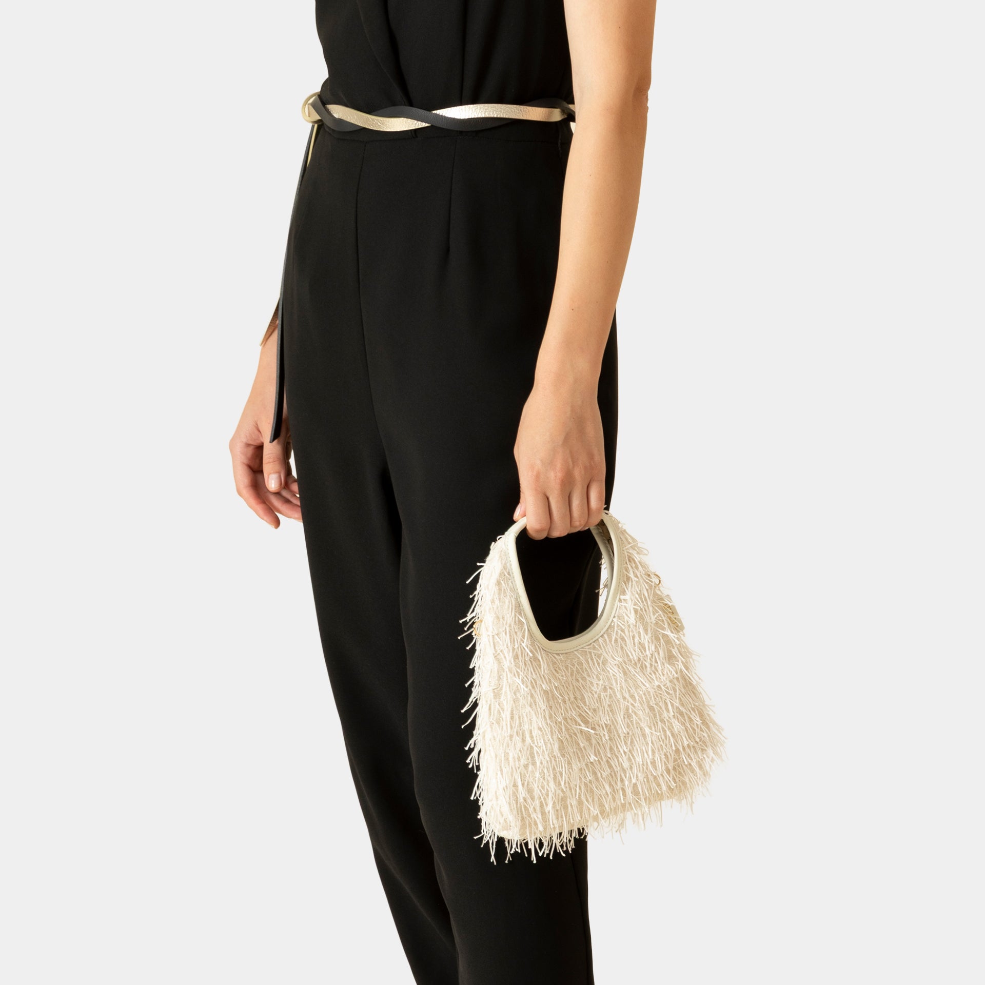 Borsa mini in pelle Arron con frange luminose color burro, particolare indossato vista laterale