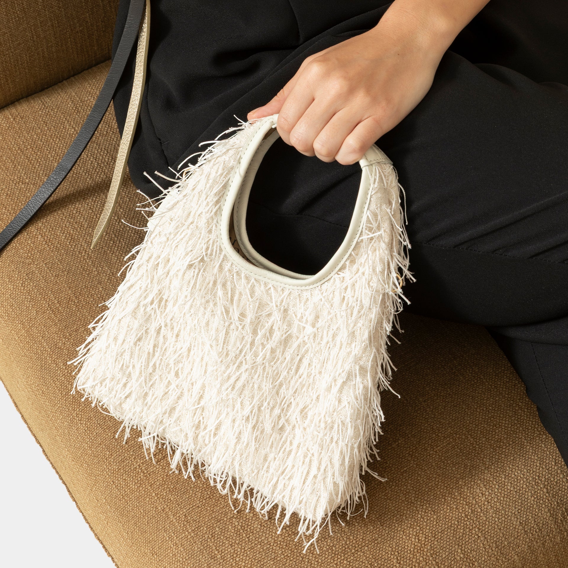 Borsa mini in pelle con frange luminose color burro Arron, dettaglio 