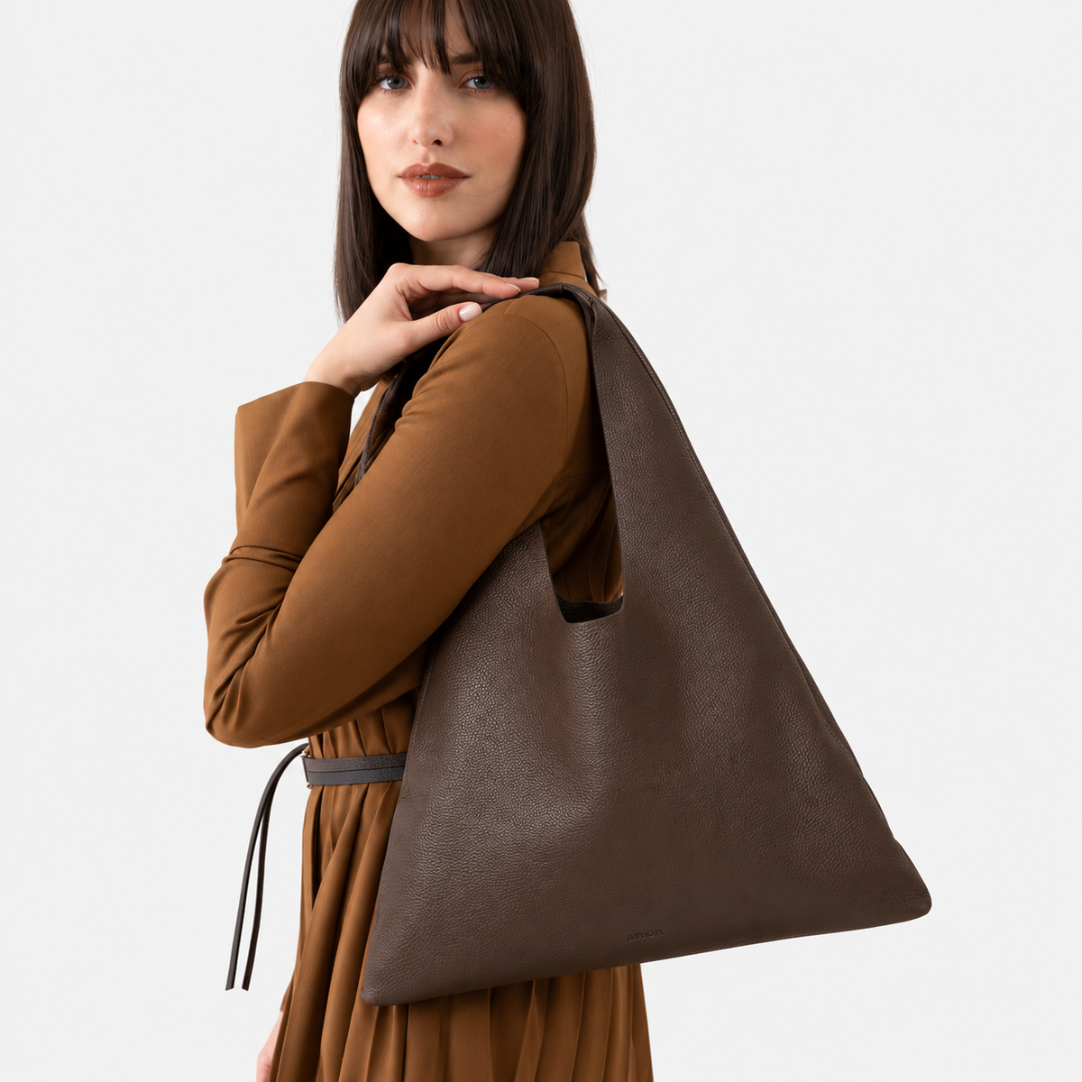 borsa hobo brand Arron color cacao pelle martellata indossata a spalla