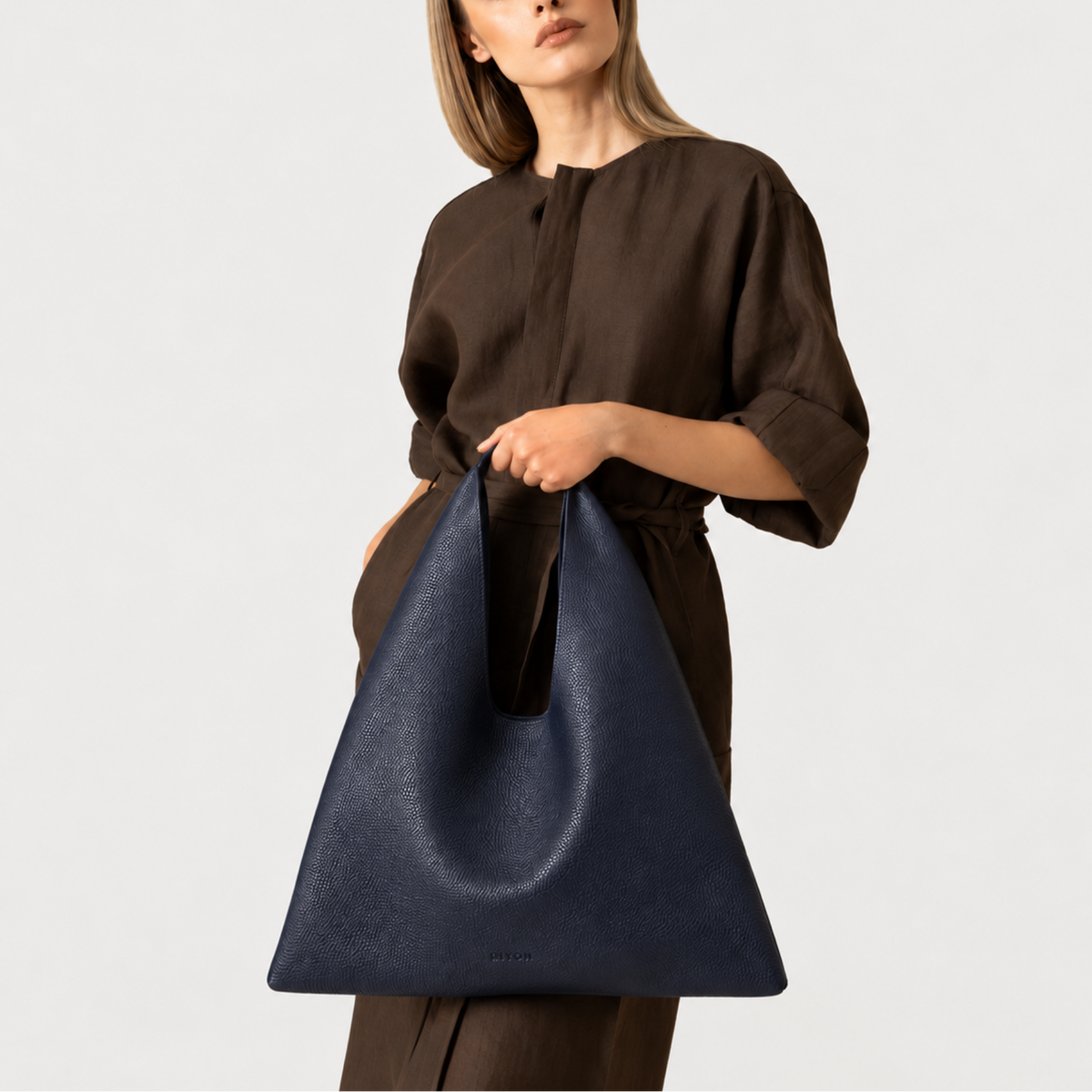 eva hobo blue navy indossata a mano marchio arron inverno 27