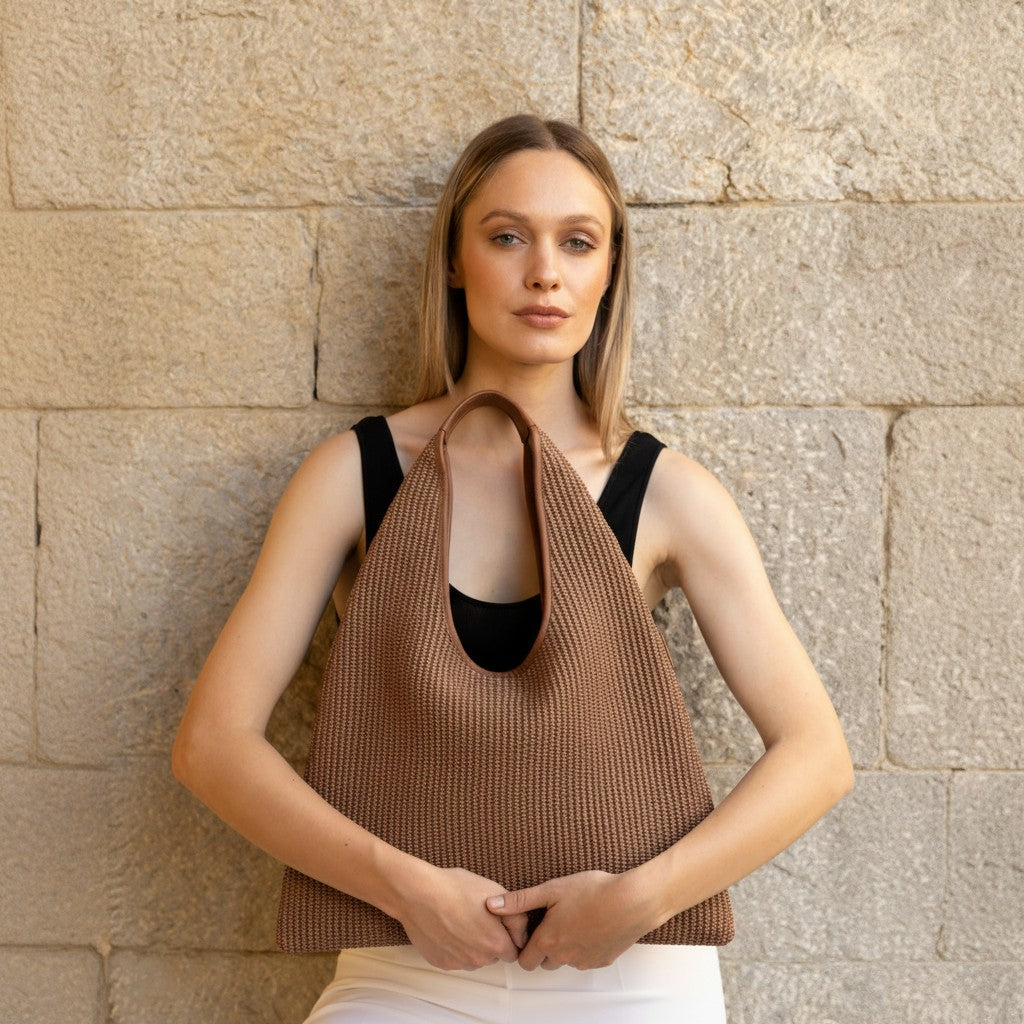 borsa hobo eva in rafia e pelle marrone indossata made in italy arron