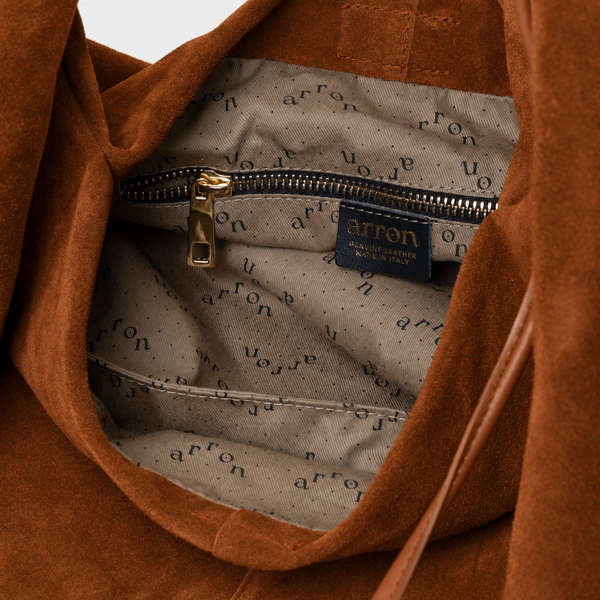borsa destrutturata a tracolla e a spalla in camoscio cognac cammello design contemporaneo minimalista Arron Made in Italy interno