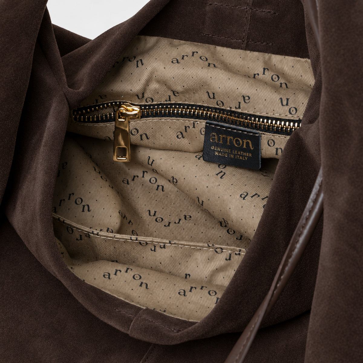 borsa Futura brand Arron in morbido camoscio forma destrutturata a tracolla e a mano forma contemporanea unica made in italy design particolare ricercata particolare interno
