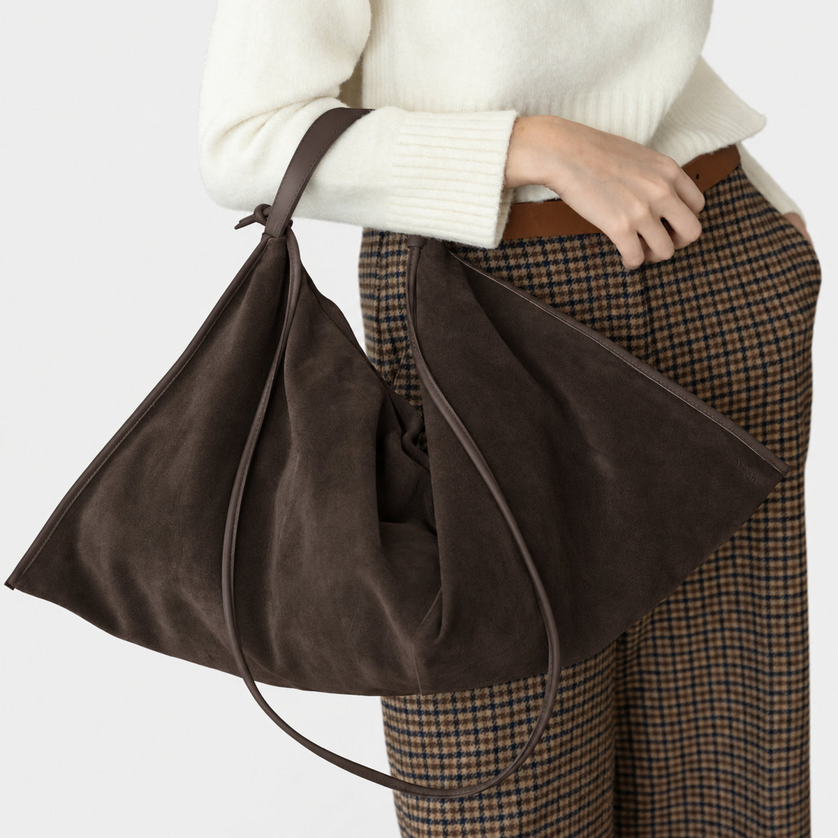 borsa Futura brand Arron in morbido camoscio forma destrutturata a tracolla e a mano forma contemporanea unica made in italy design particolare ricercata