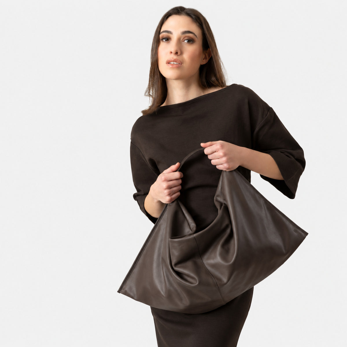 borsa futura brand Arron made in itay borsa morbida in nappa destrutturata a tracolle e a mano capiente avvolgente design molto particolare contemporanea indossata