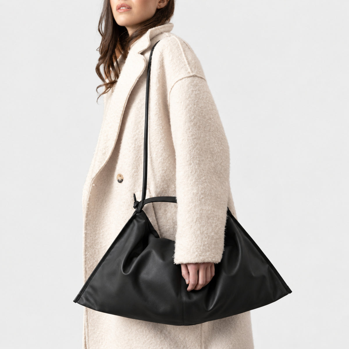 borsa destrutturata a tracolla e a spalla in pelle nera design contemporaneo minimalista Arron Made in Italy