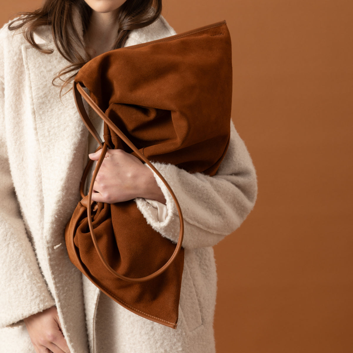 borsa destrutturata a tracolla e a spalla in camoscio cognac cammello design contemporaneo minimalista Arron Made in Italy