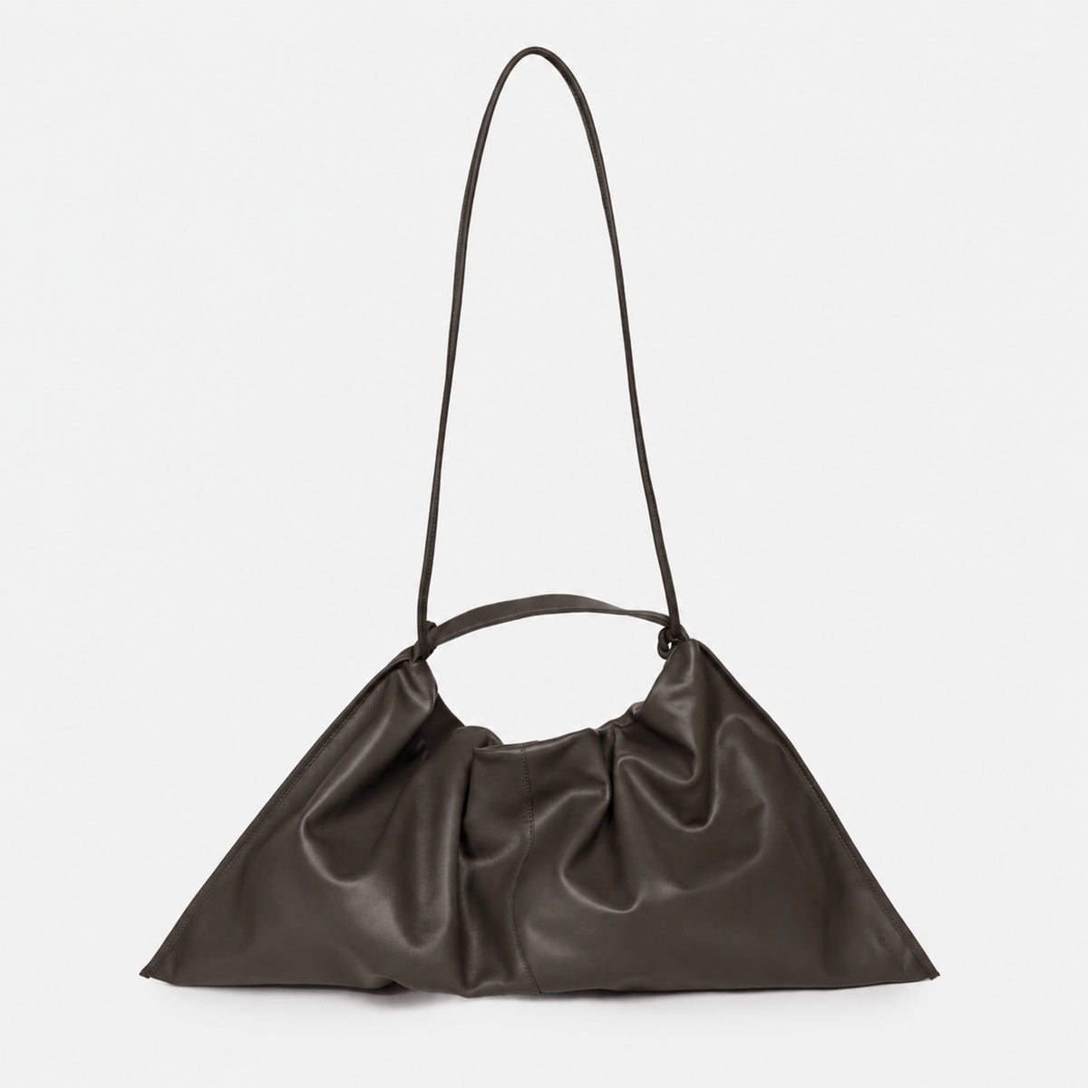 borsa futura brand Arron made in itay borsa morbida in nappa destrutturata a tracolle e a mano capiente avvolgente design molto particolare contemporanea