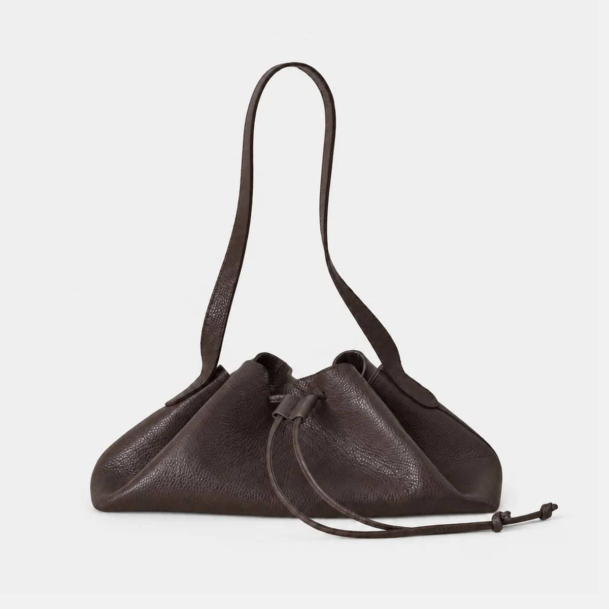 luisa borsa Arron secchiello contemporaneo east west con coulisse e magnete pelle martellata cioccolato
