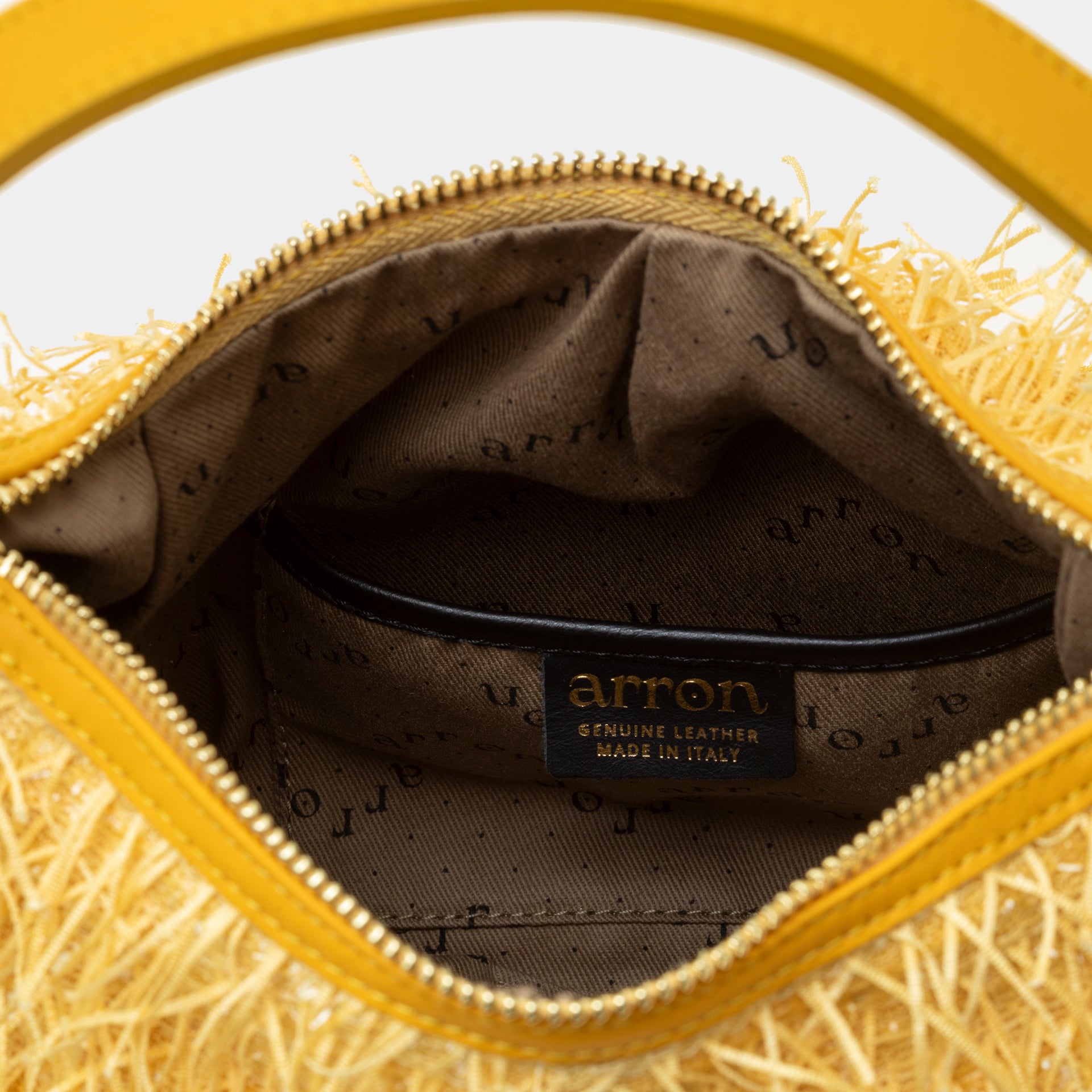 borsa da occasione, da festa, da sera con frange luminosa color giallo limone brand Arron dettaglio interno con fodera e taschino