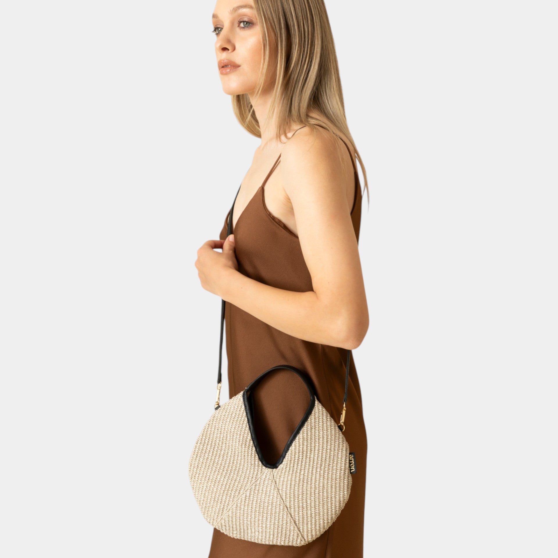 mini borsa Arron in rafia taupe e pelle nera  made in Italy indossata a spalla