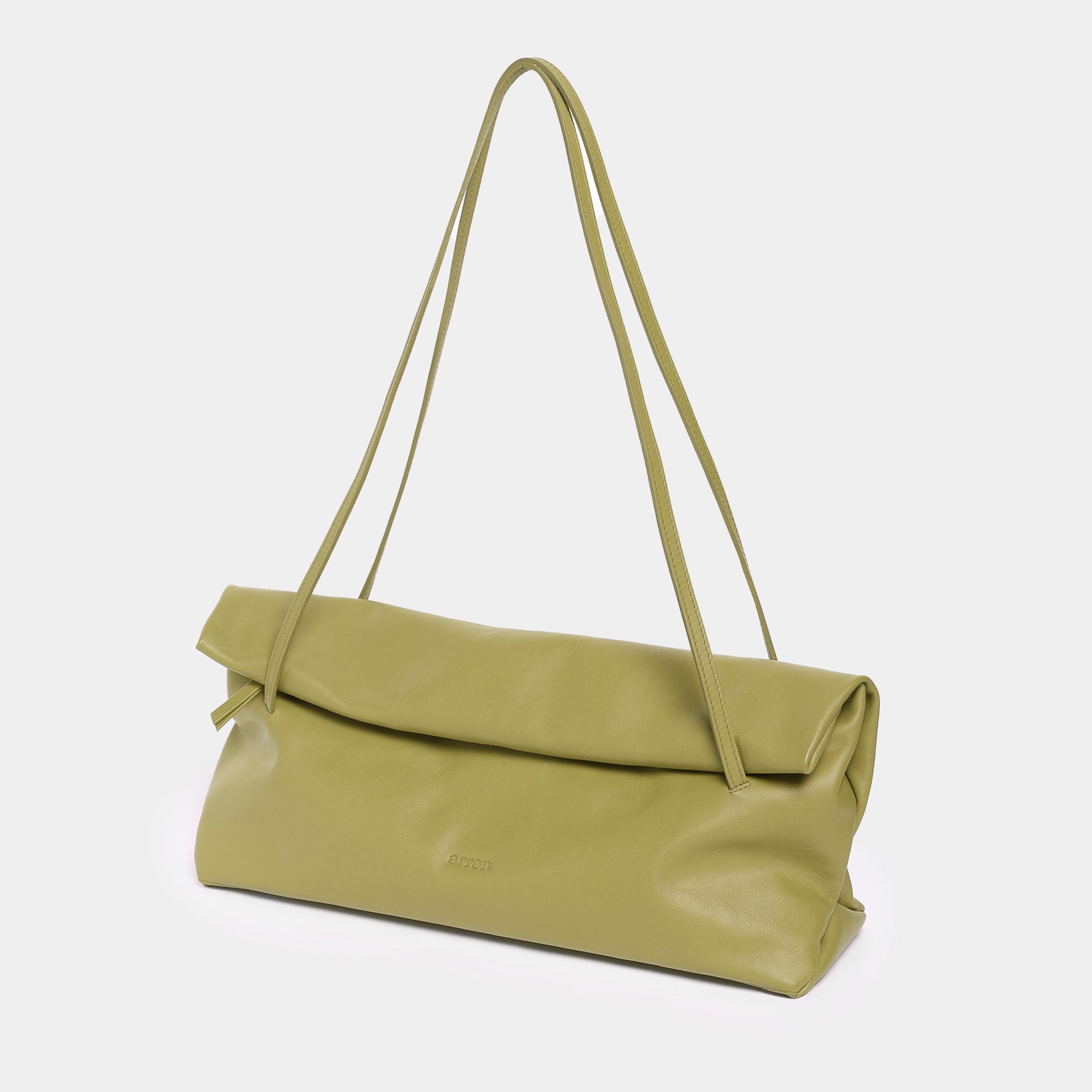 borsa Otta made in Italy del brand Arron  in pelle, forma allungata east west, trendy, color olio morbida e leggera manici fini vista laterale