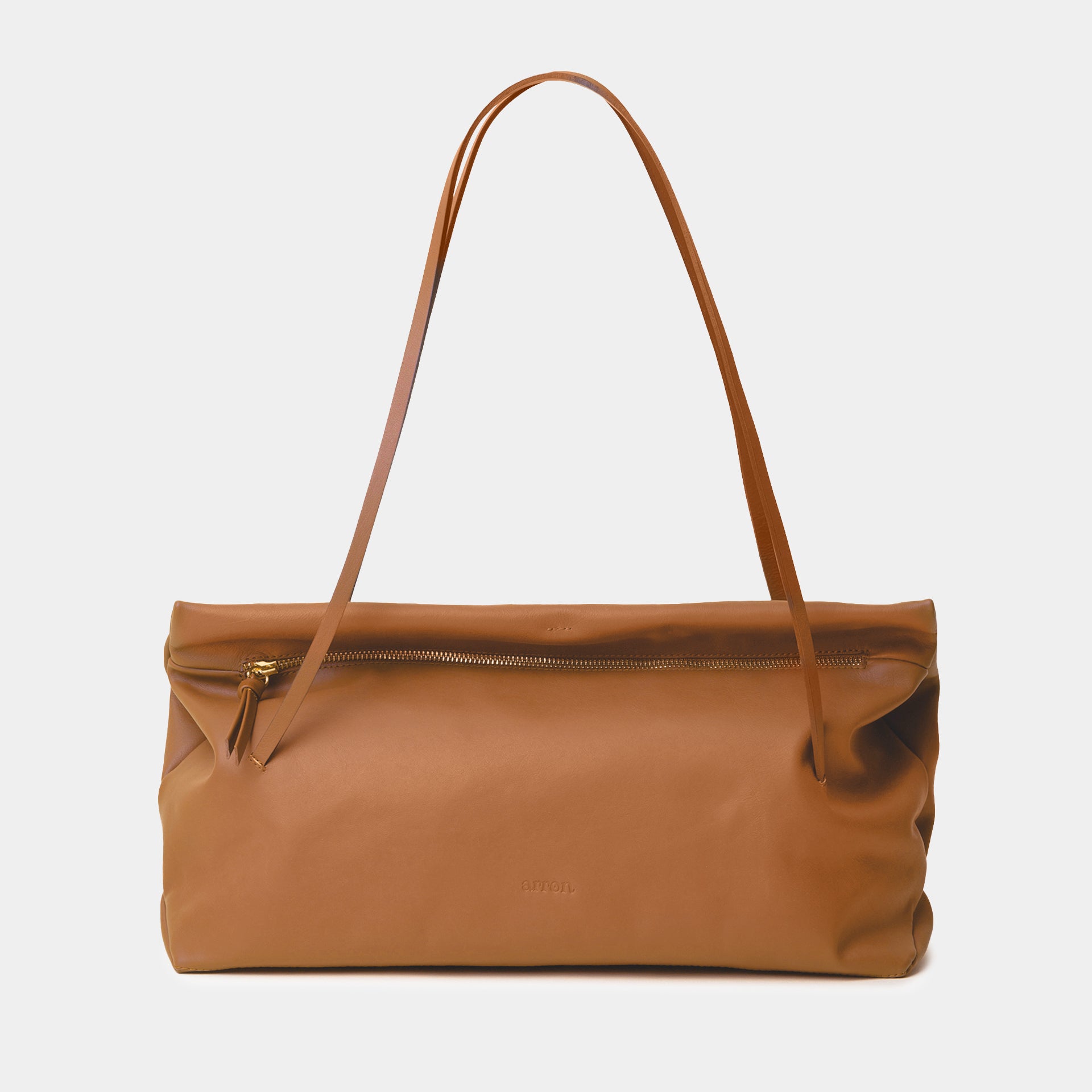 borsa Otta made in Italy del brand Arron  in pelle color cognac, forma allungata east west, trendy, leggera manici fini