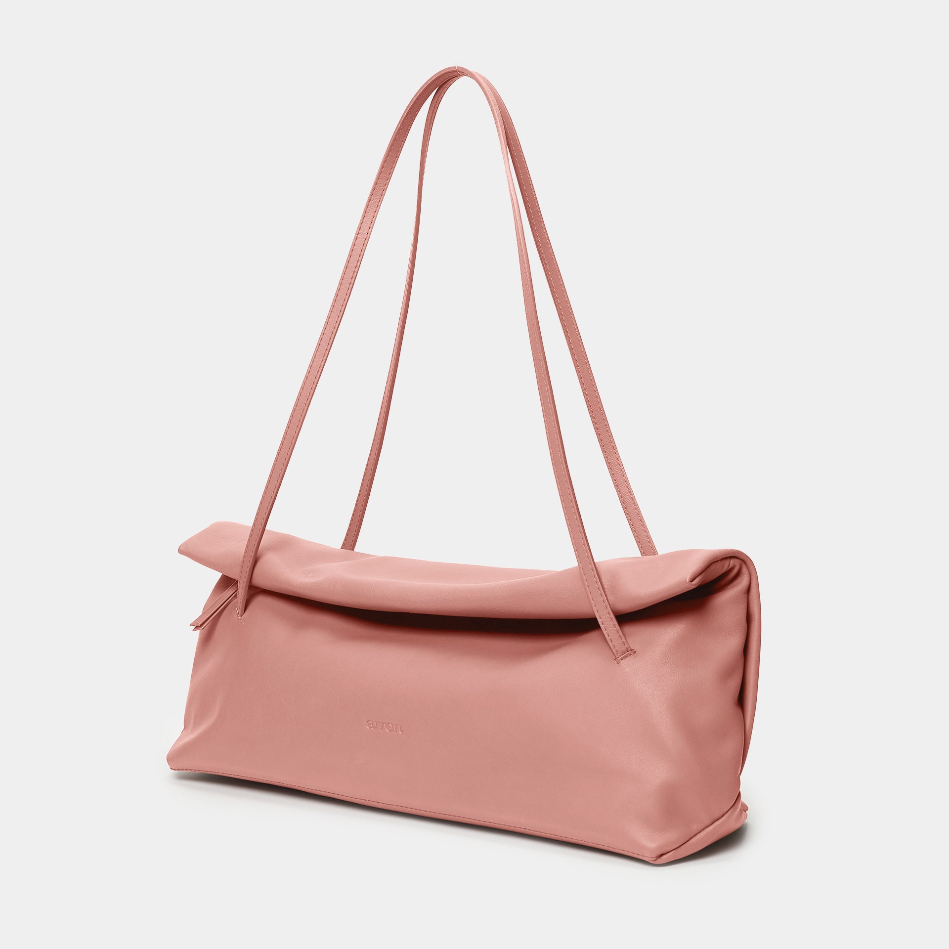 borsa Otta in pelle nappa morbidissima color cipria forma allungata east west marchio Arron vista laterale