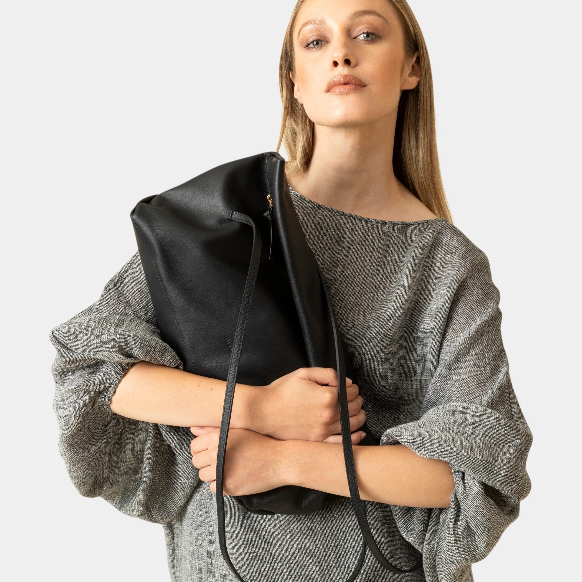 borsa Otta made in Italy del brand Arron  in pelle, forma allungata east west, trendy, color nero morbida e leggera manici fini