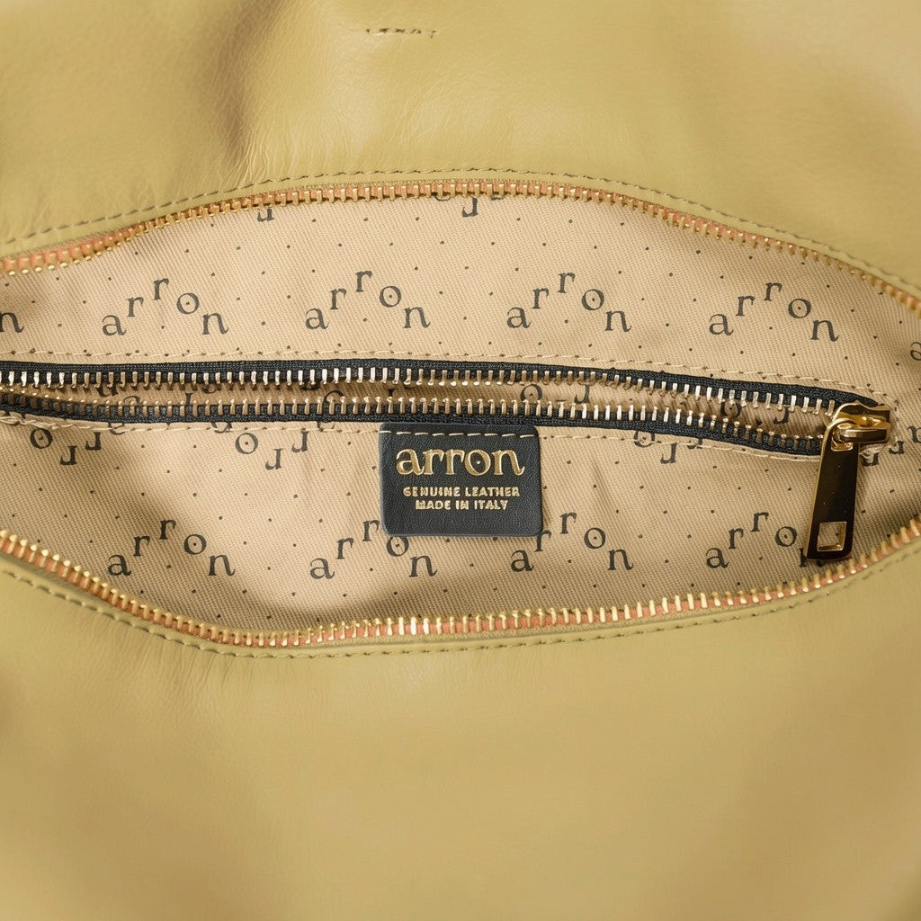 borsa Otta made in Italy del brand Arron  in pelle, forma allungata east west, trendy, color olio interno fodera con tasca e zip