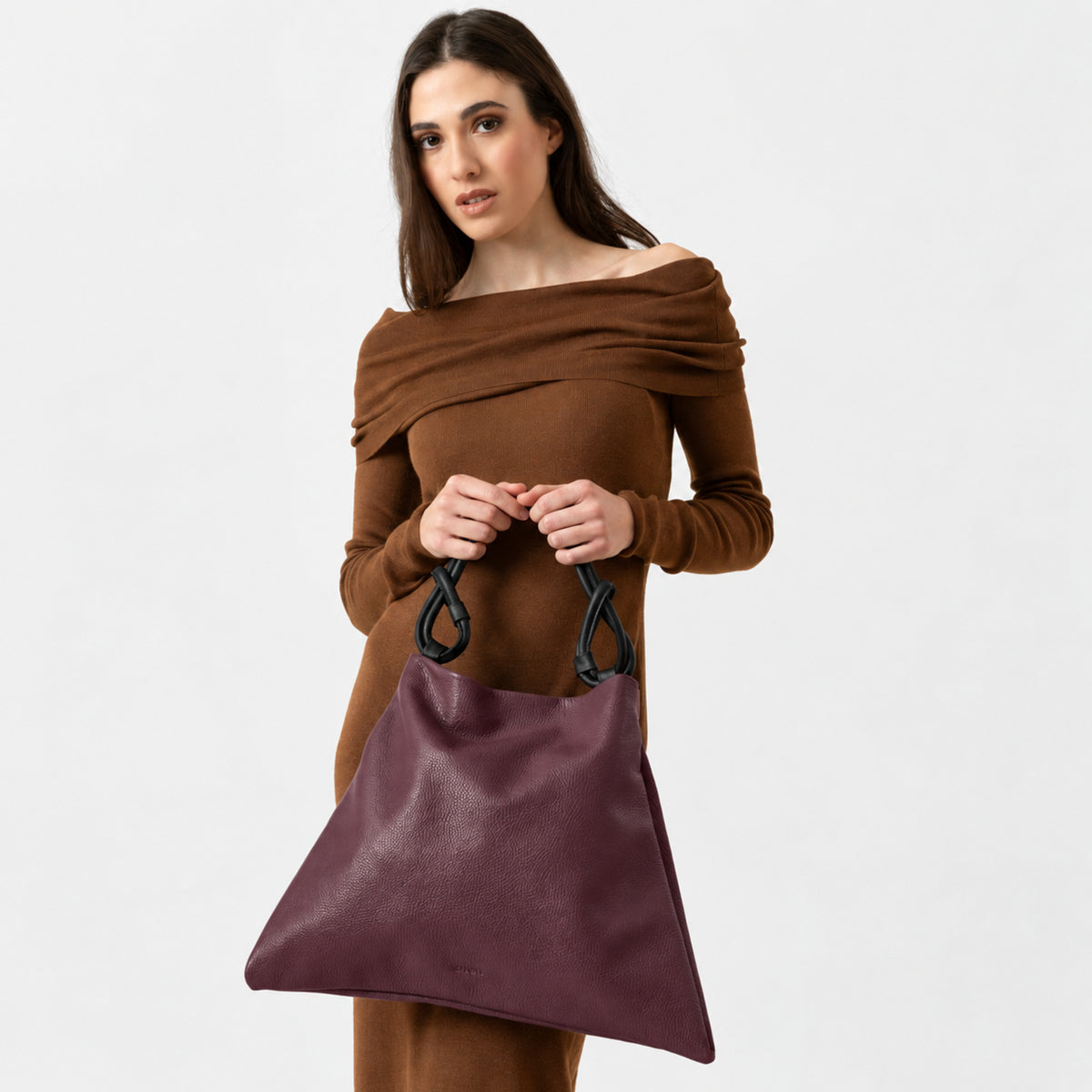borsa hobo pelle martellata bordeaux burgundy manico con nodi minimalista trendy design brand Arron made in Italy