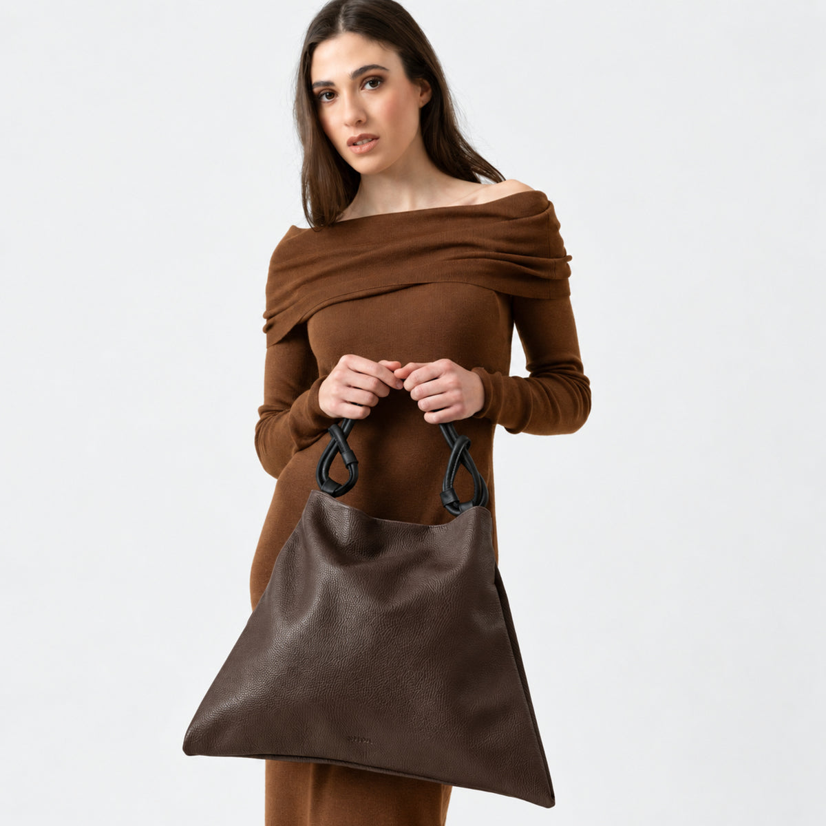 borsa hobo POppy brand Arron color cioccolato testa di moro pelle martellata a spalla e a tracolla manico con dettaglio a nodi made in italy elegante trendy design 