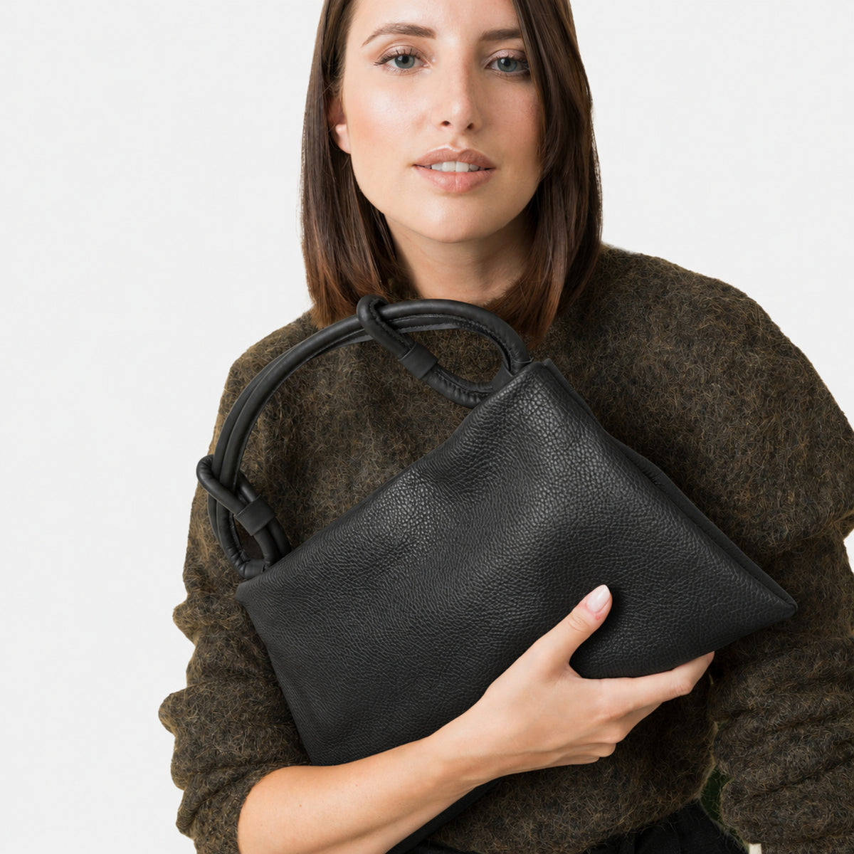 borsa poppy brand Arron taglia S indossata minimal hobo manico con nodi in pelle made in italy