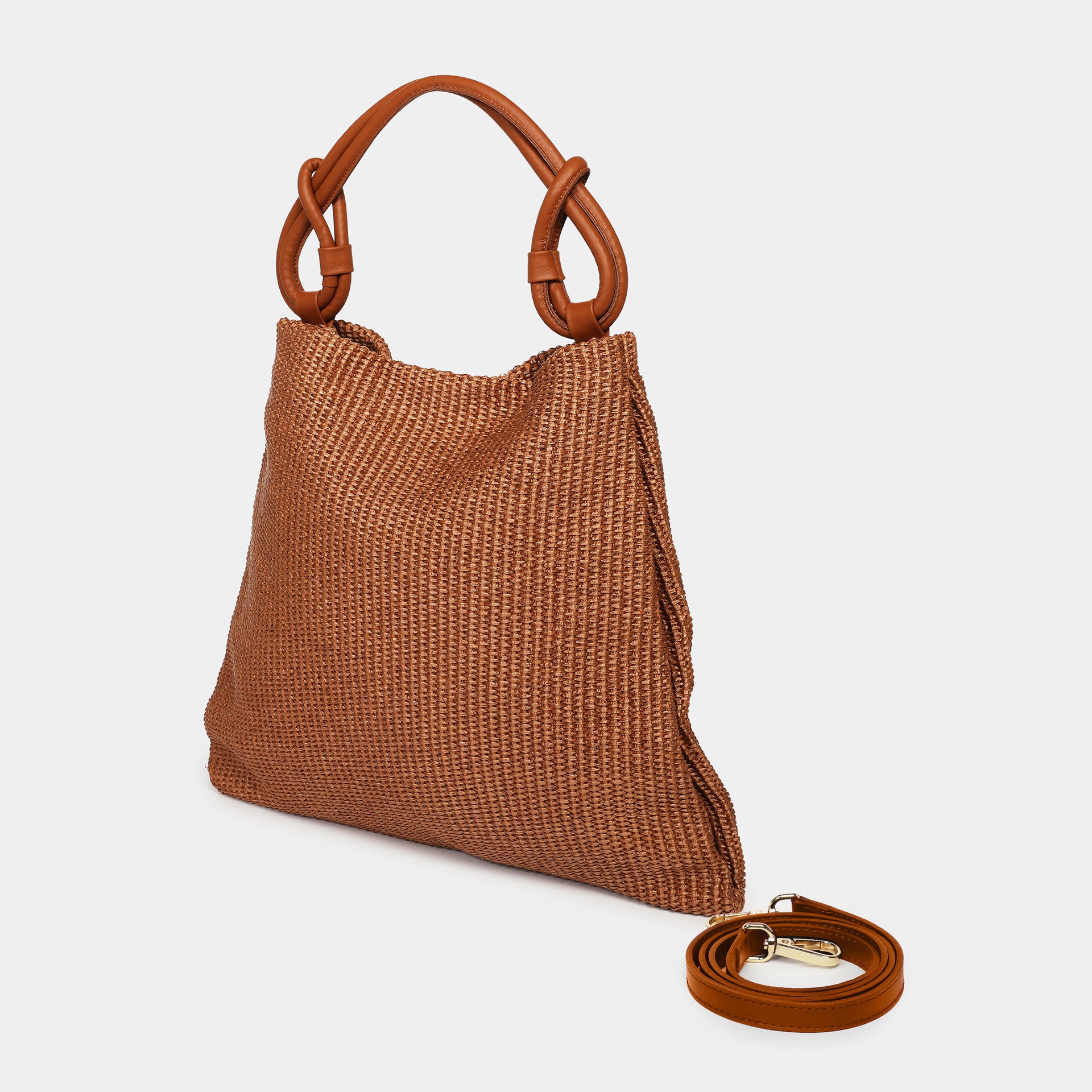 borsa hobo grande del marchio Arron in rafia e pelle marrone con manico con nodi decorativi leggera vista laterale con tracolla