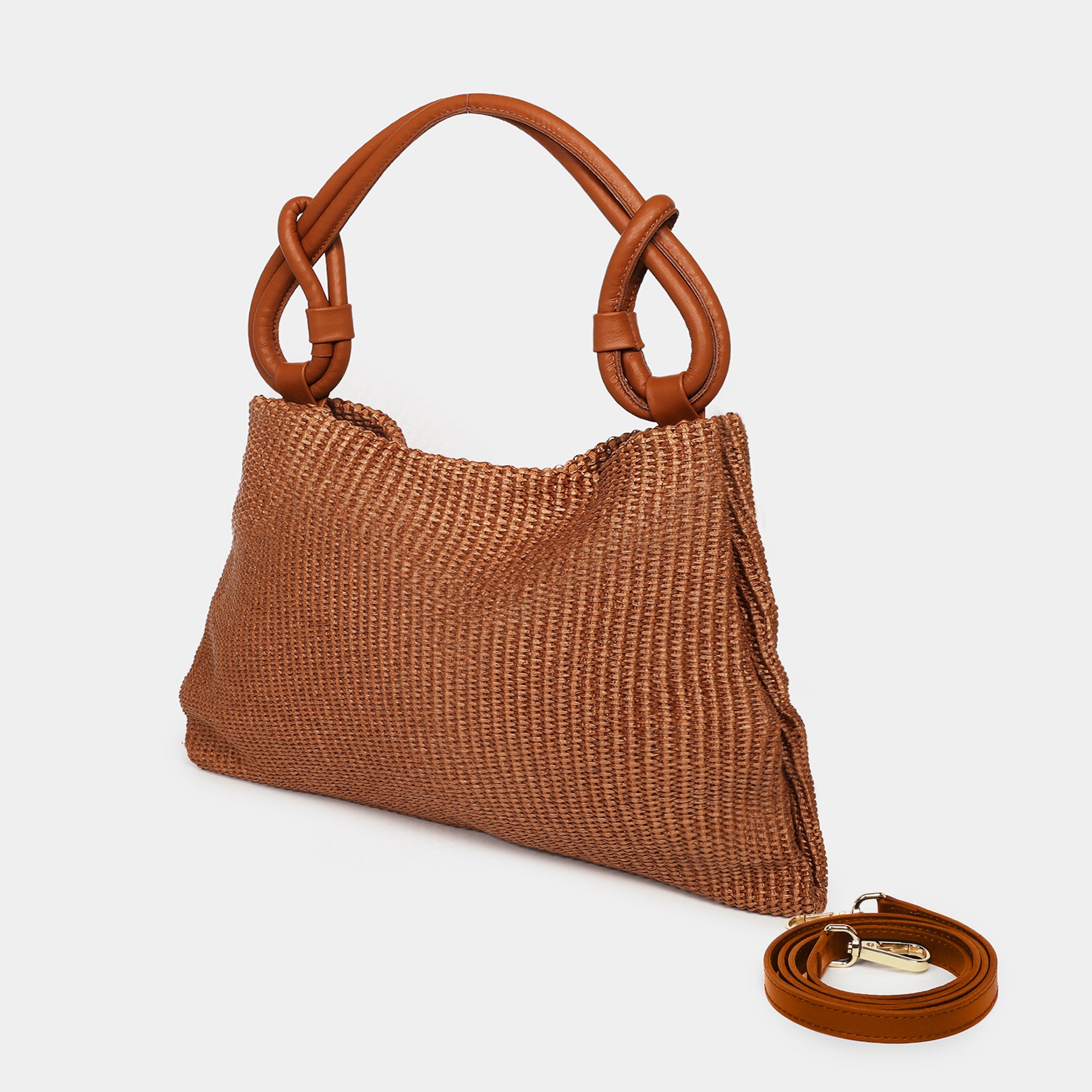 borsa hobo piccola del marchio Arron in rafia e pelle marron econ manico con nodi decorativi leggera vista laterale con tracolla