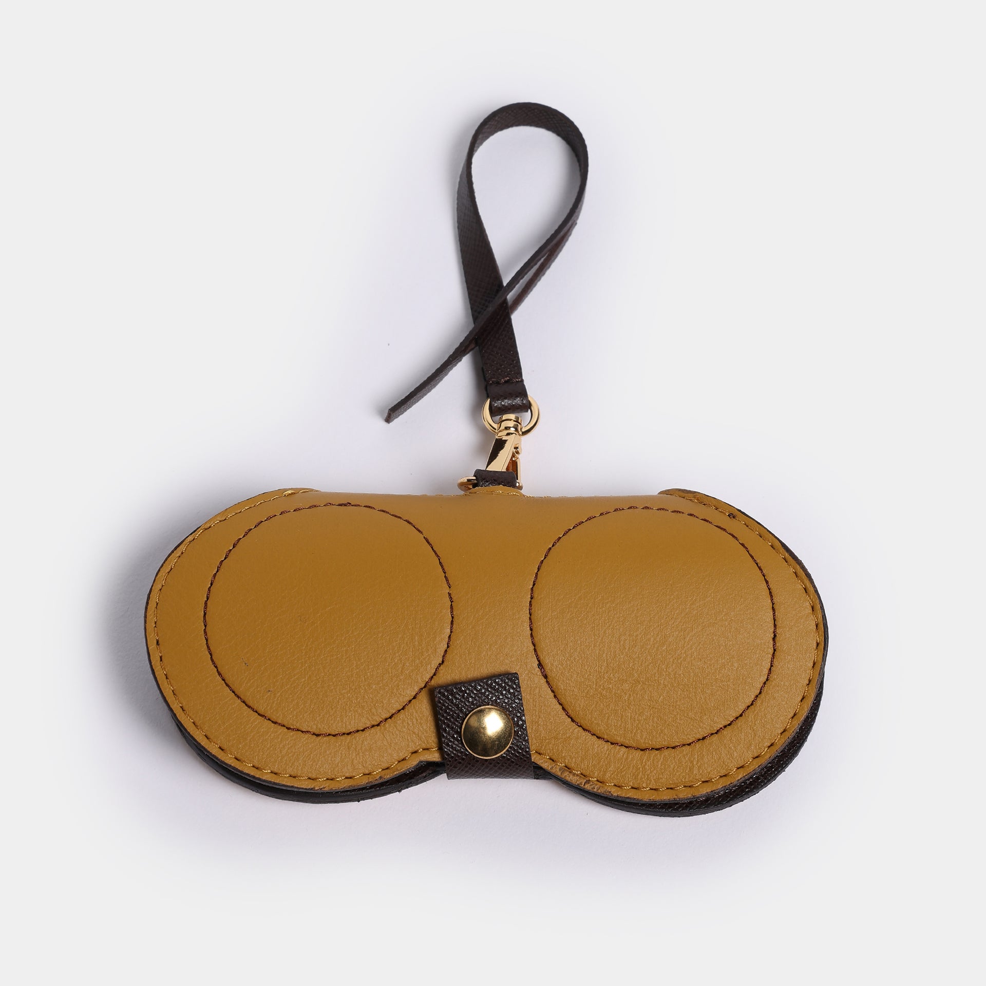 Portaocchiali Marisol in pelle senape Arron, chiusura a bottone, realizzato a mano in Italia