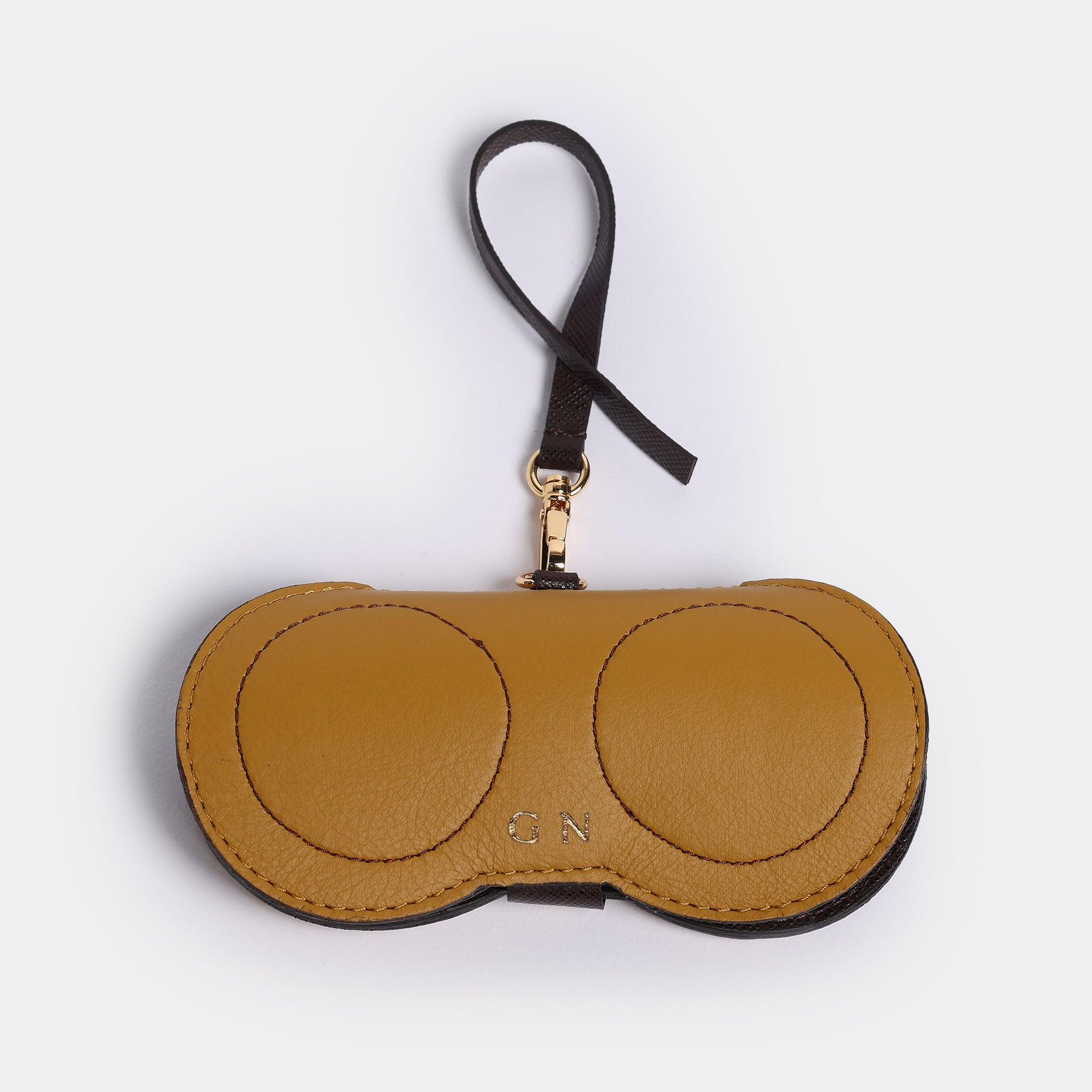Portaocchiali Marisol in pelle senape personalizzato con iniziali, realizzato a mano da Arron in Italia.