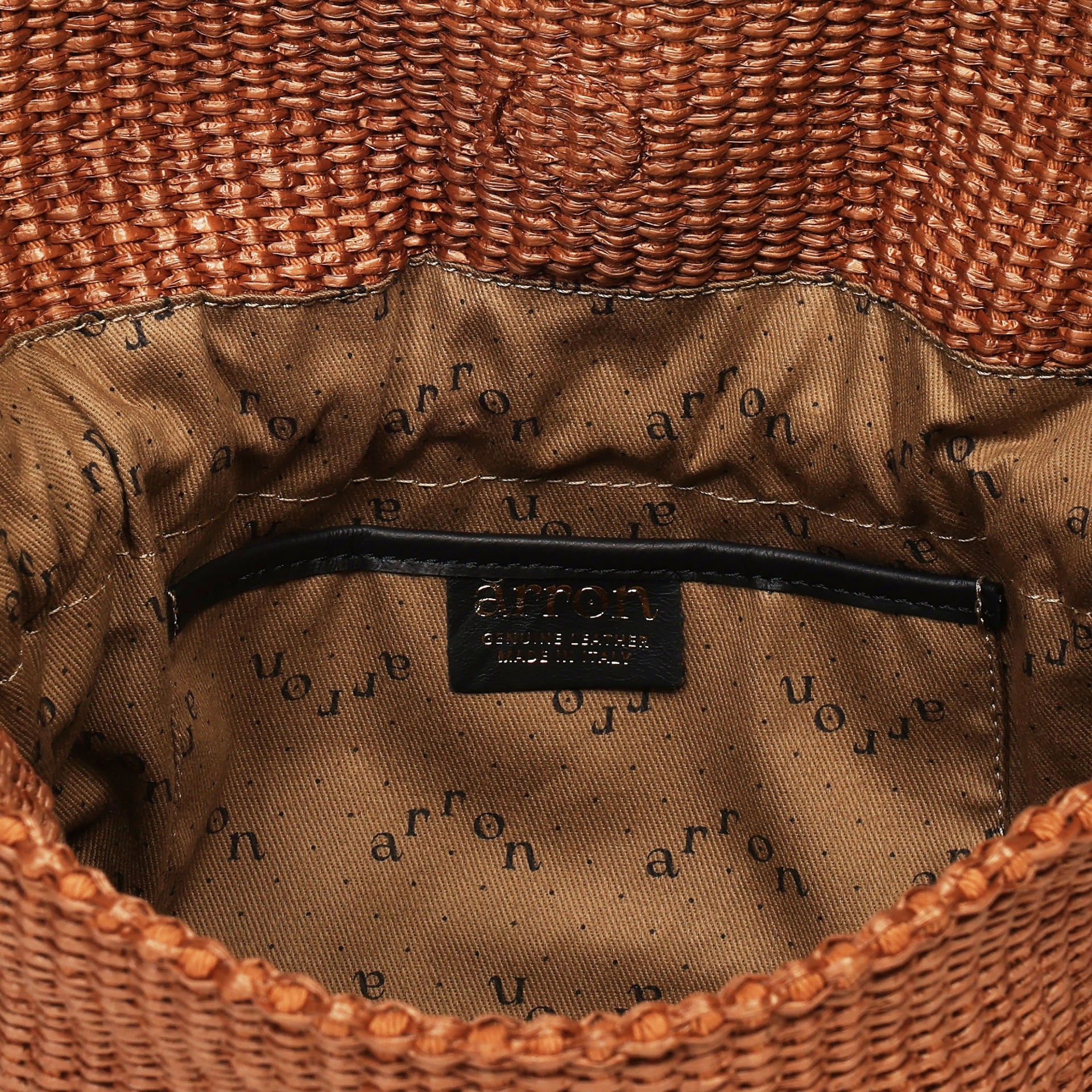 rossana borsa Arron 
a sacchetto in rafia marrone con tracolla leggere quotidiana morbida dettaglio interno fodera taschino
