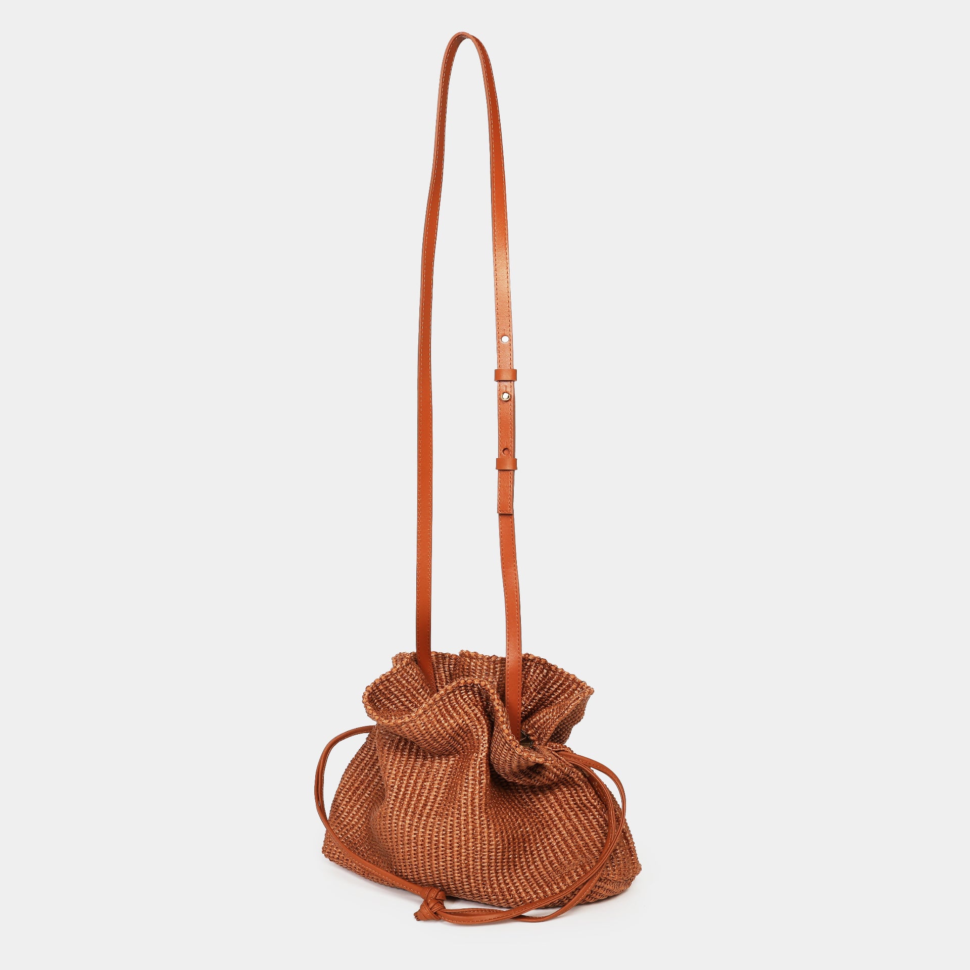 rossana borsa Arron 
a sacchetto in rafia marrone con tracolla leggere quotidiana morbida laterale